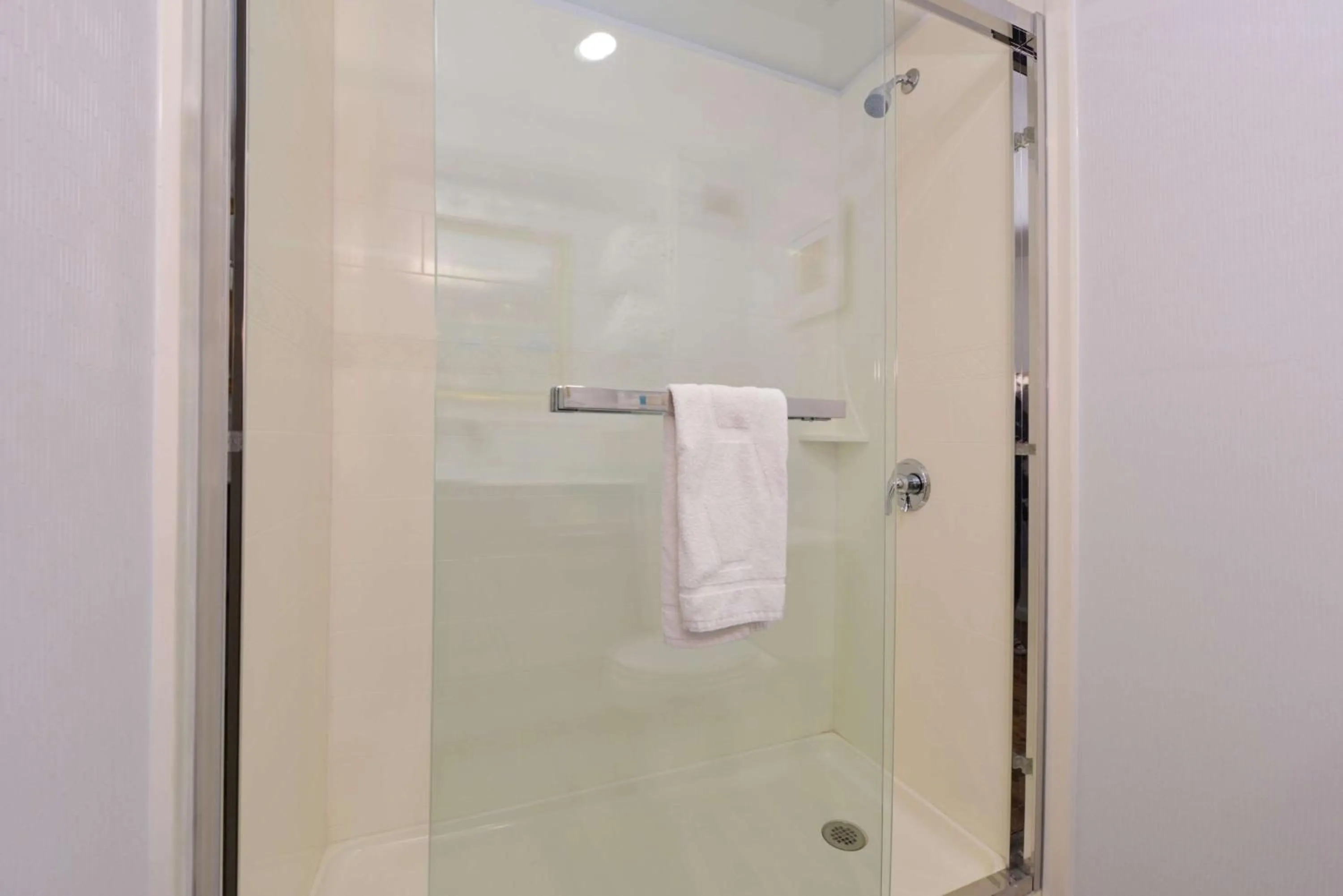 Bathroom in Hampton Inn Tulsa Sand Springs