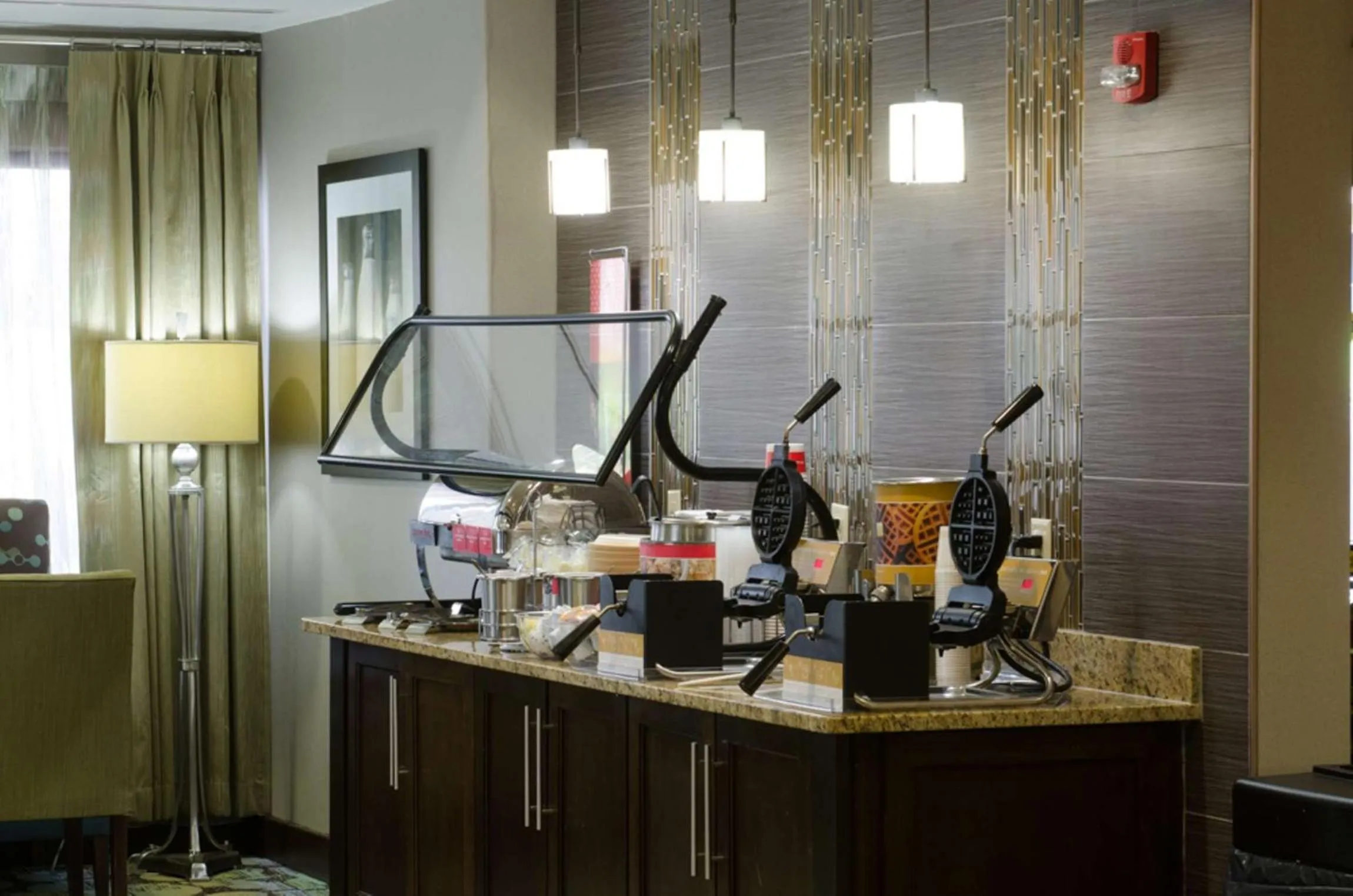 Lounge or bar in Hampton Inn Tulsa Sand Springs