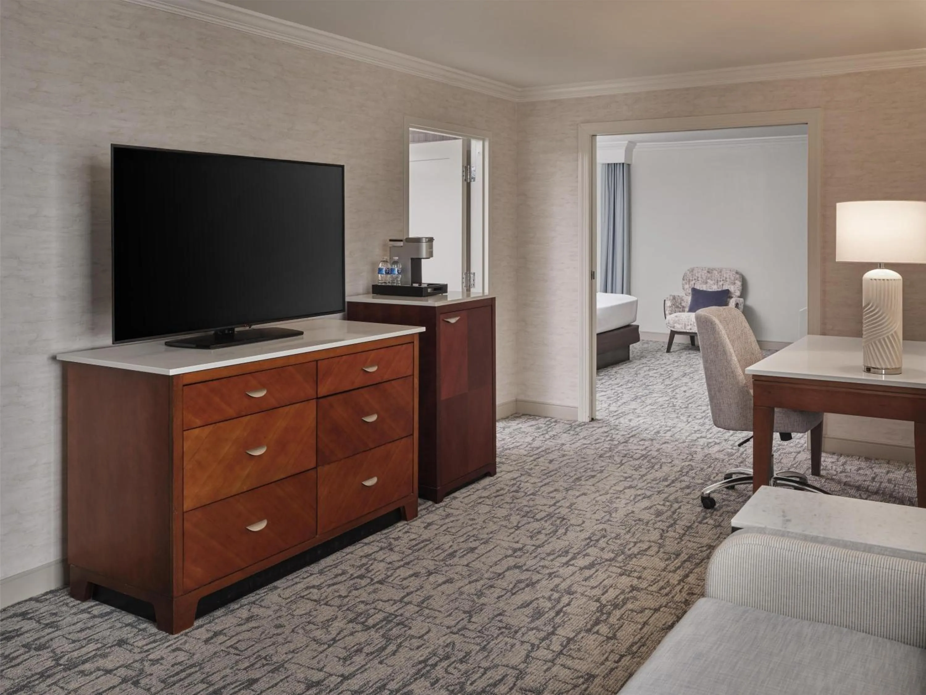 Living room, Bed in Hilton Washington DC/Rockville Hotel & Executive Meeting Center