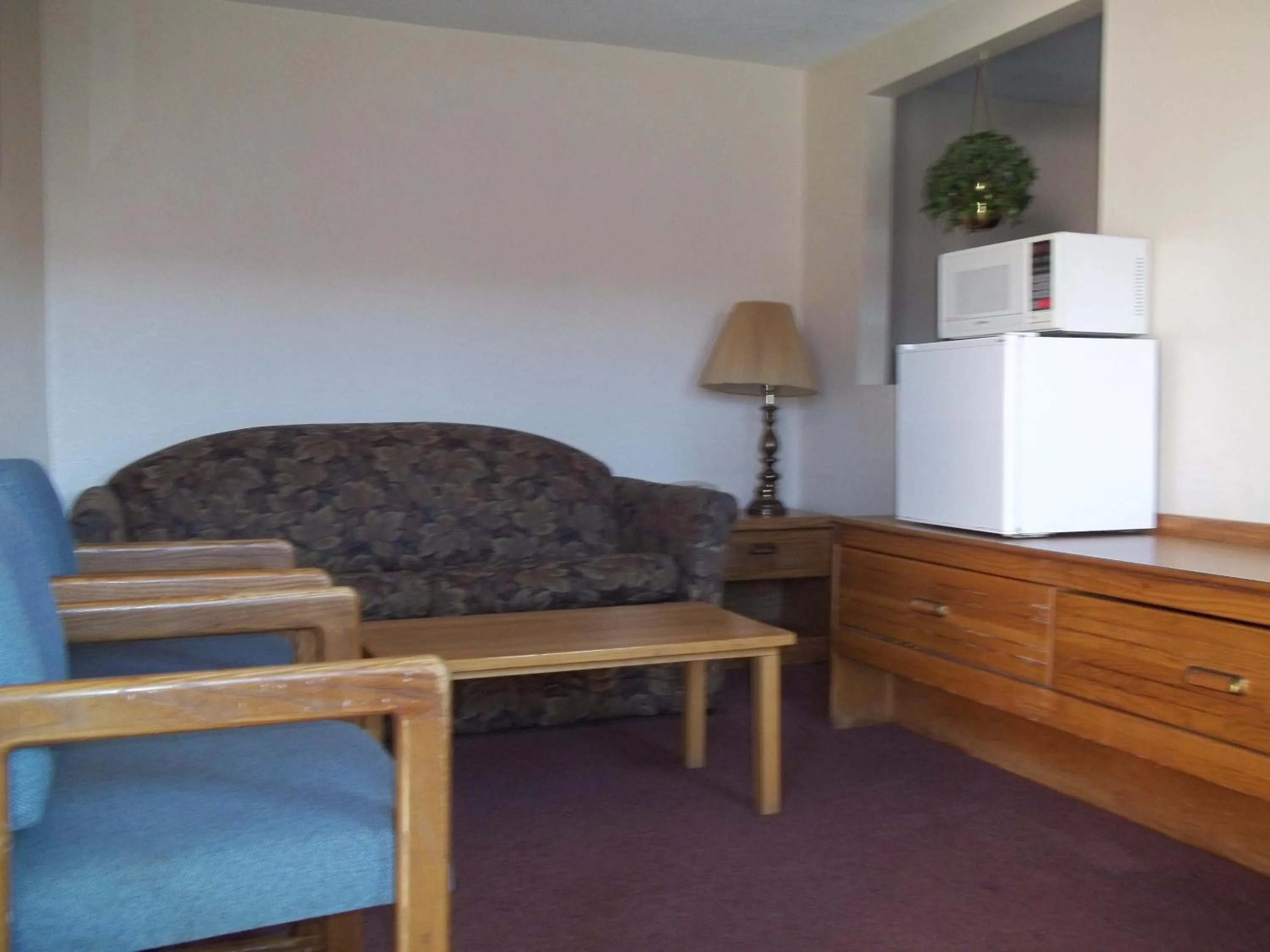 Seating area in National 9 Inn Sand Canyon