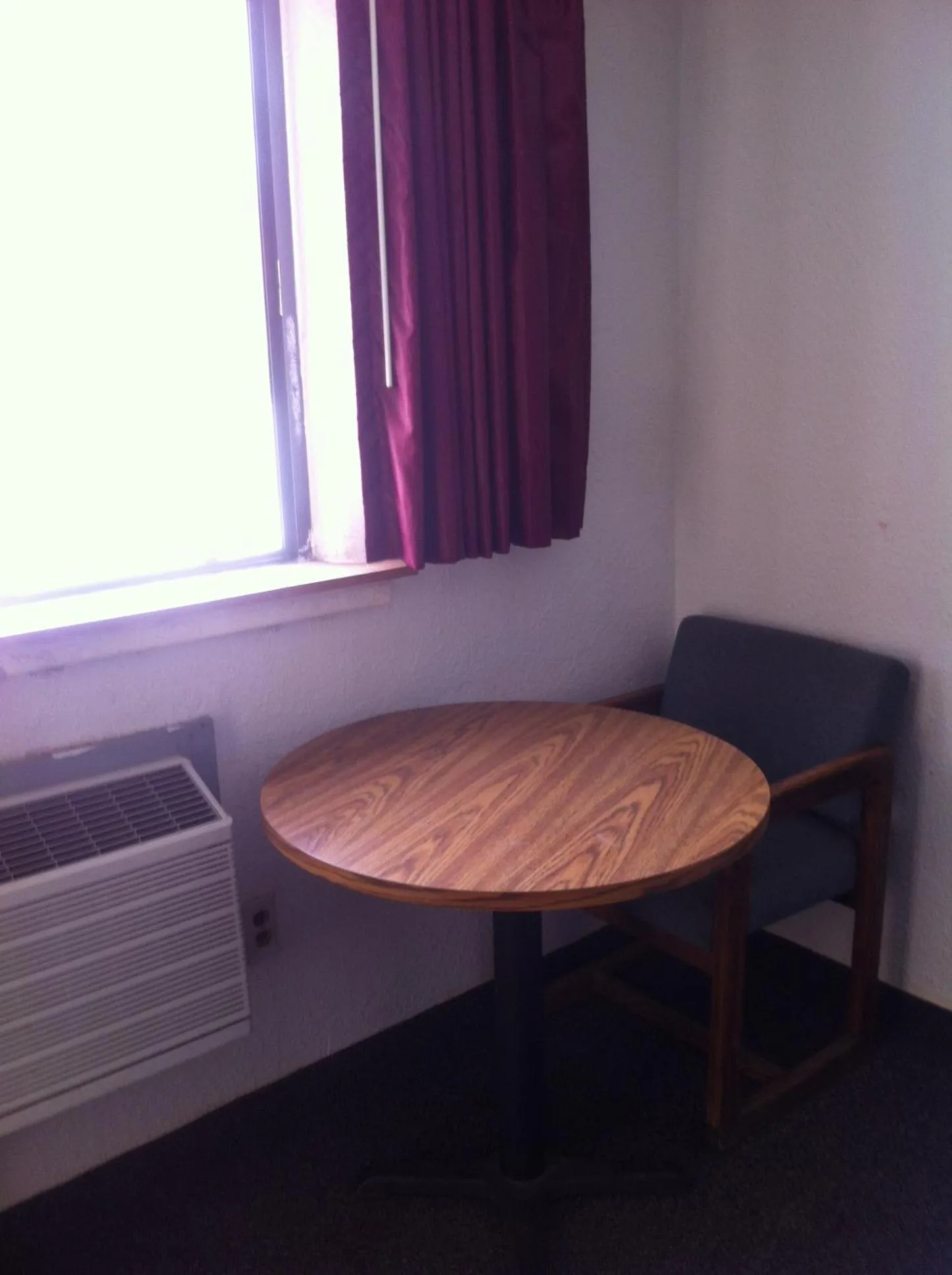 Seating area in National 9 Inn Sand Canyon