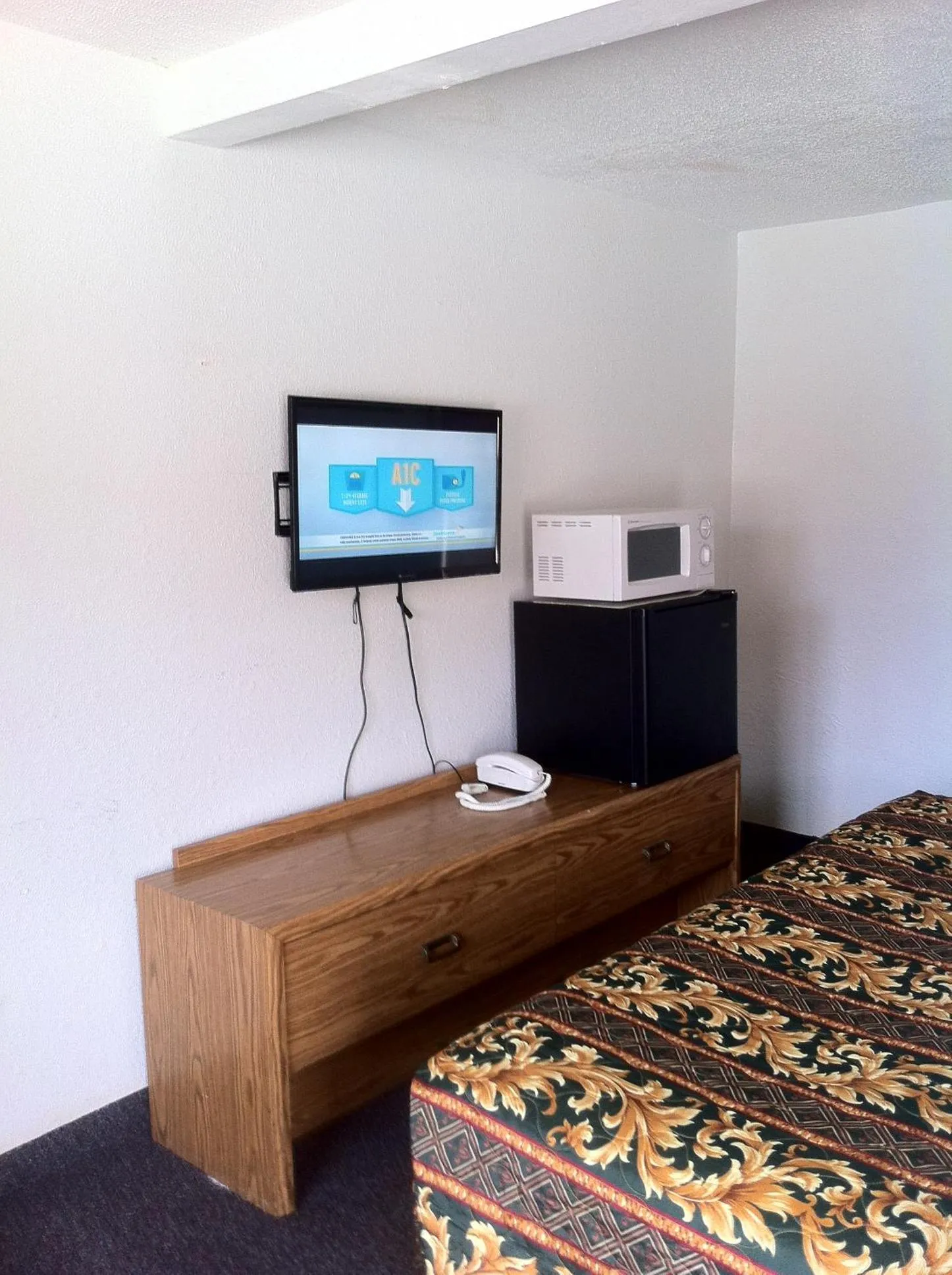 Decorative detail, Bed in National 9 Inn Sand Canyon