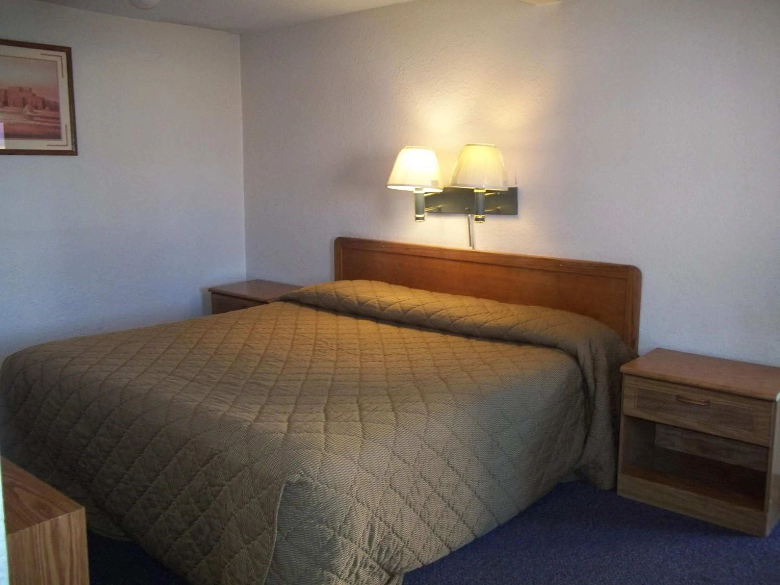 Bed in National 9 Inn Sand Canyon