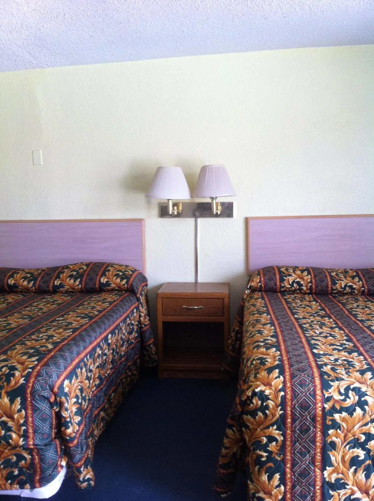 Bed in National 9 Inn Sand Canyon