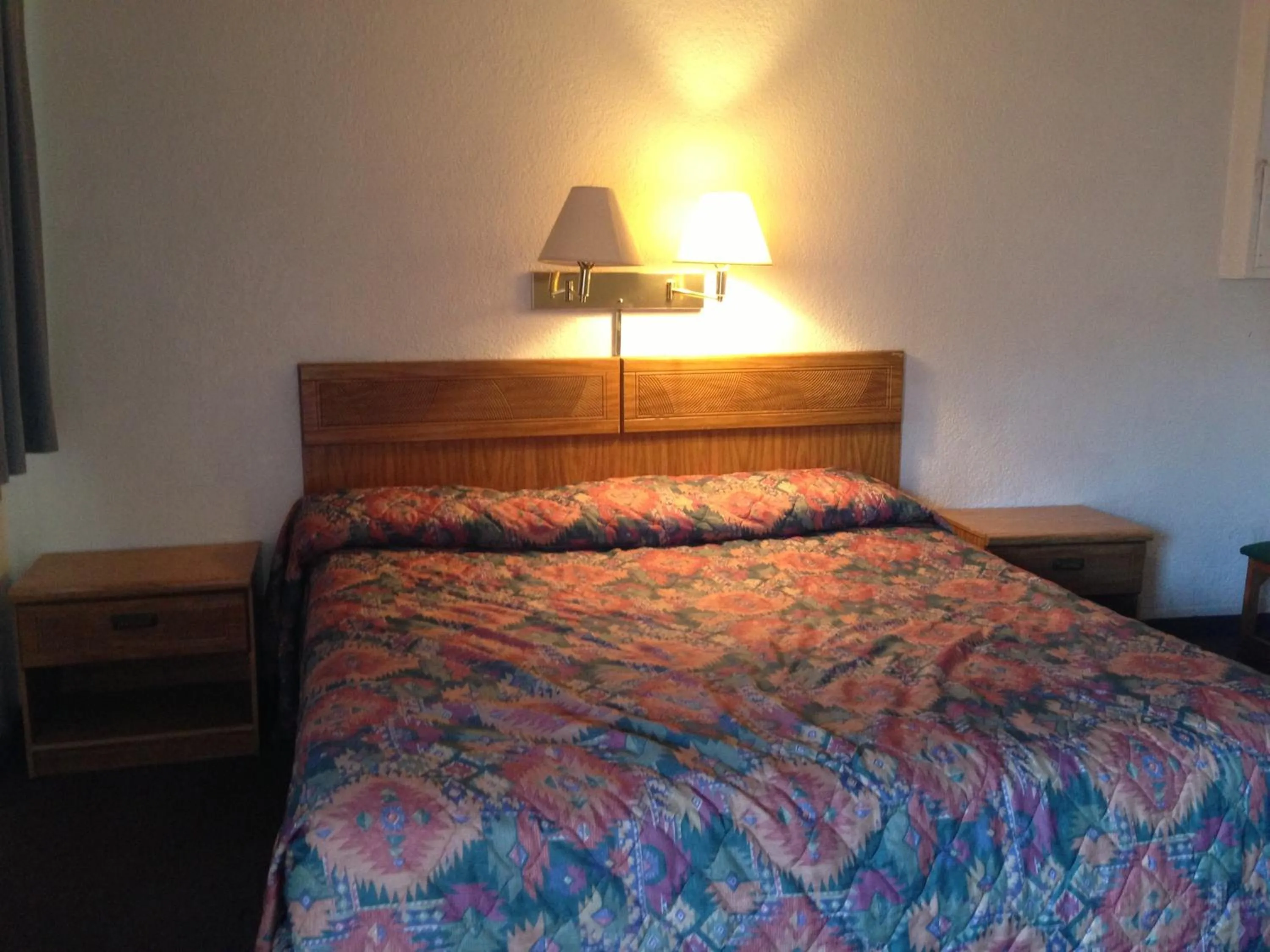 Bed in National 9 Inn Sand Canyon