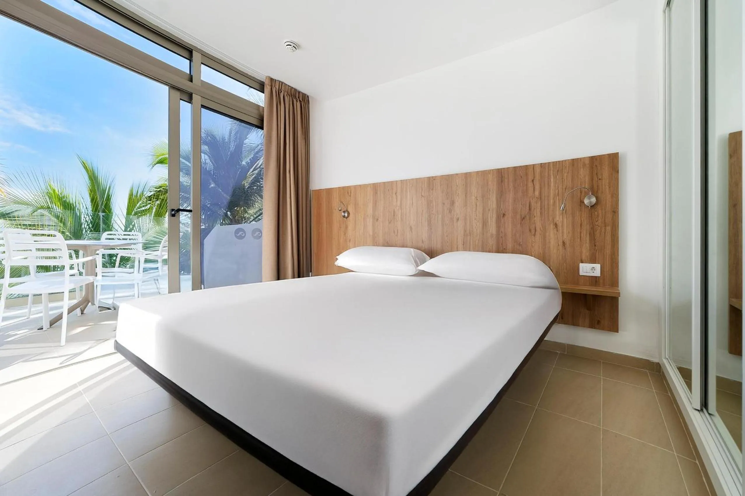 Photo of the whole room, Bed in Servatur Altamar