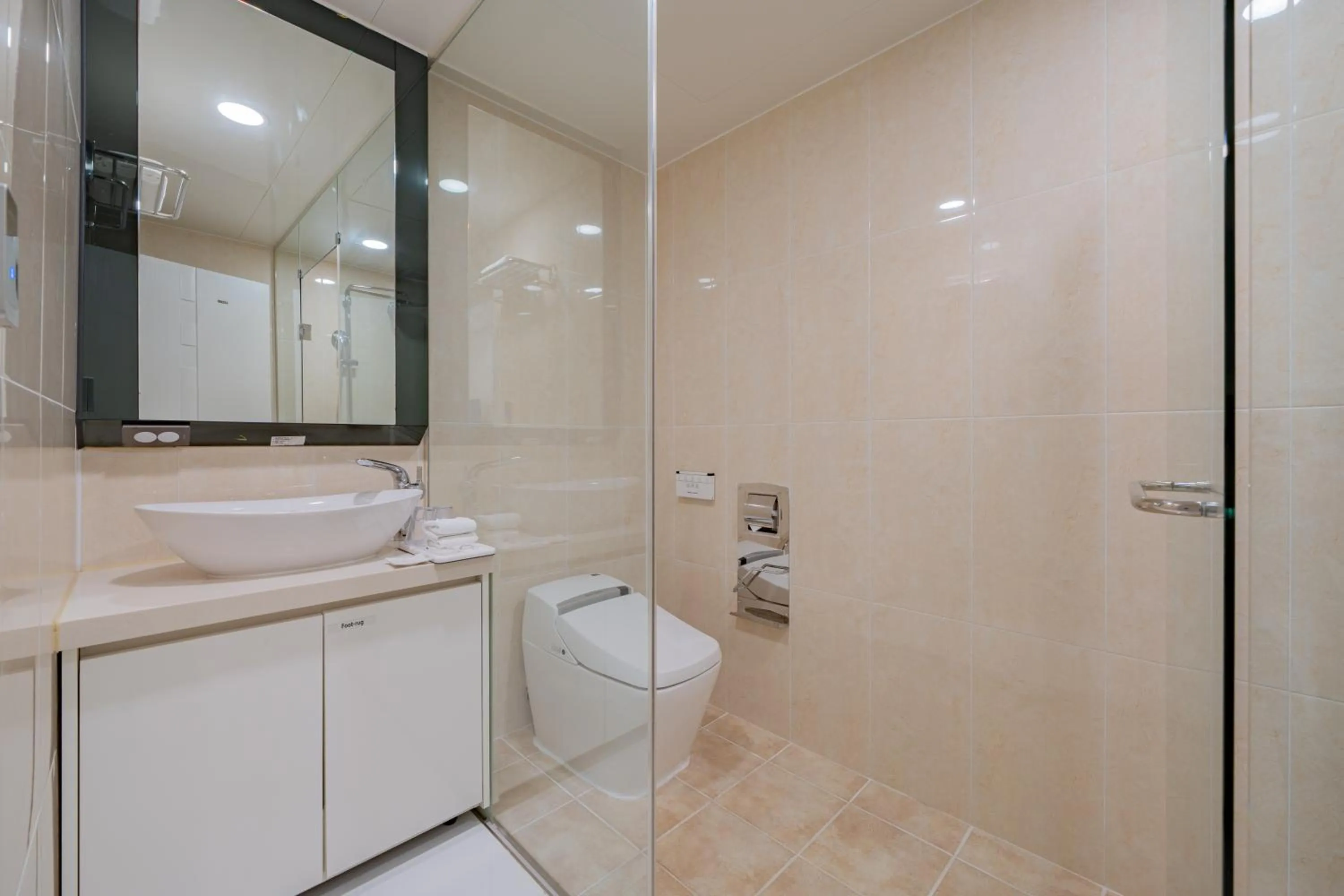 Toilet in Hotel Stayon