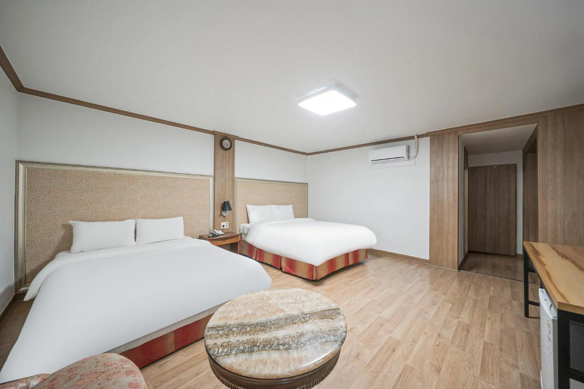 Bedroom, Bed in Changwon Olympic Hotel