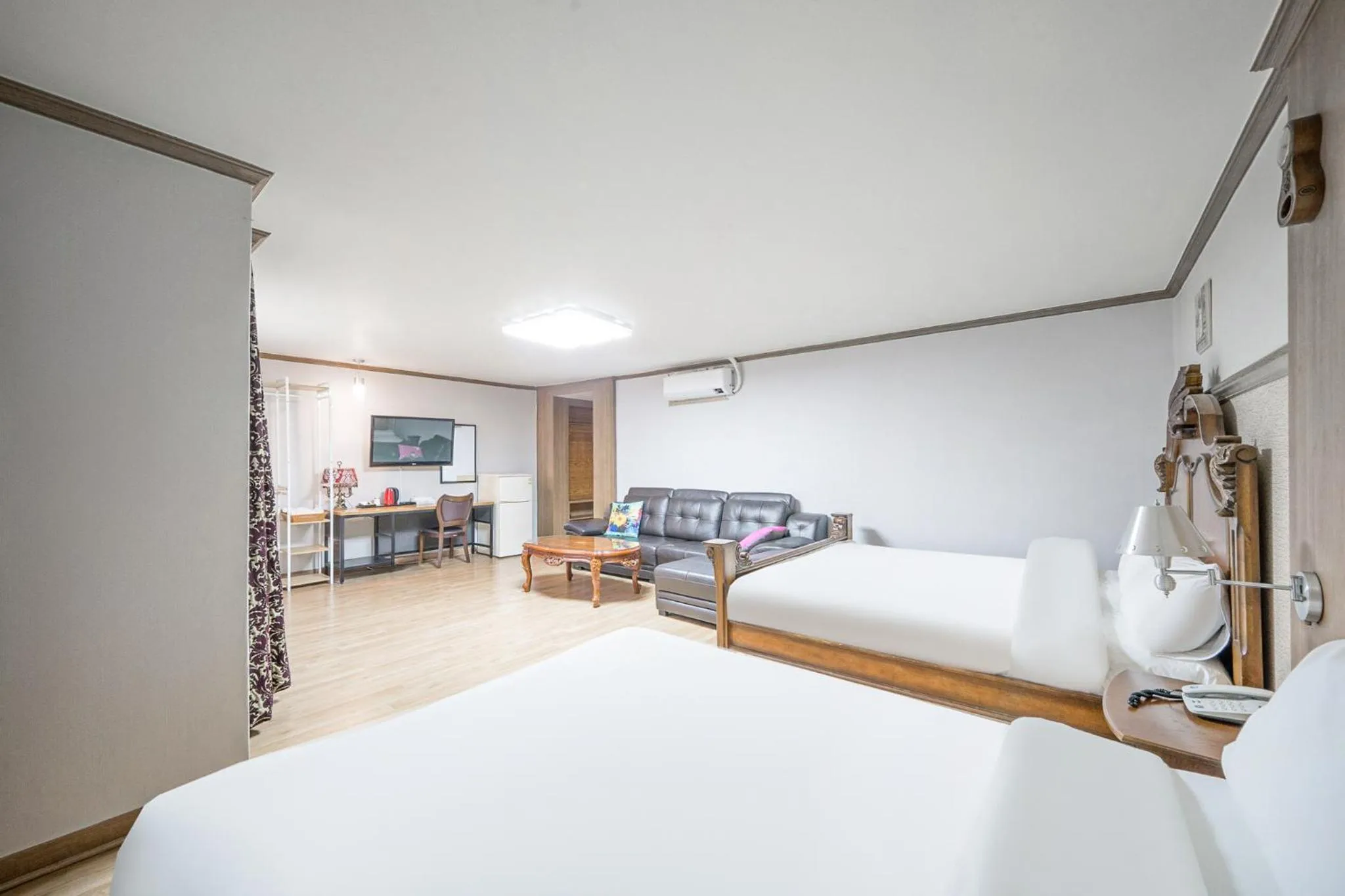 Photo of the whole room, Bed in Changwon Olympic Hotel