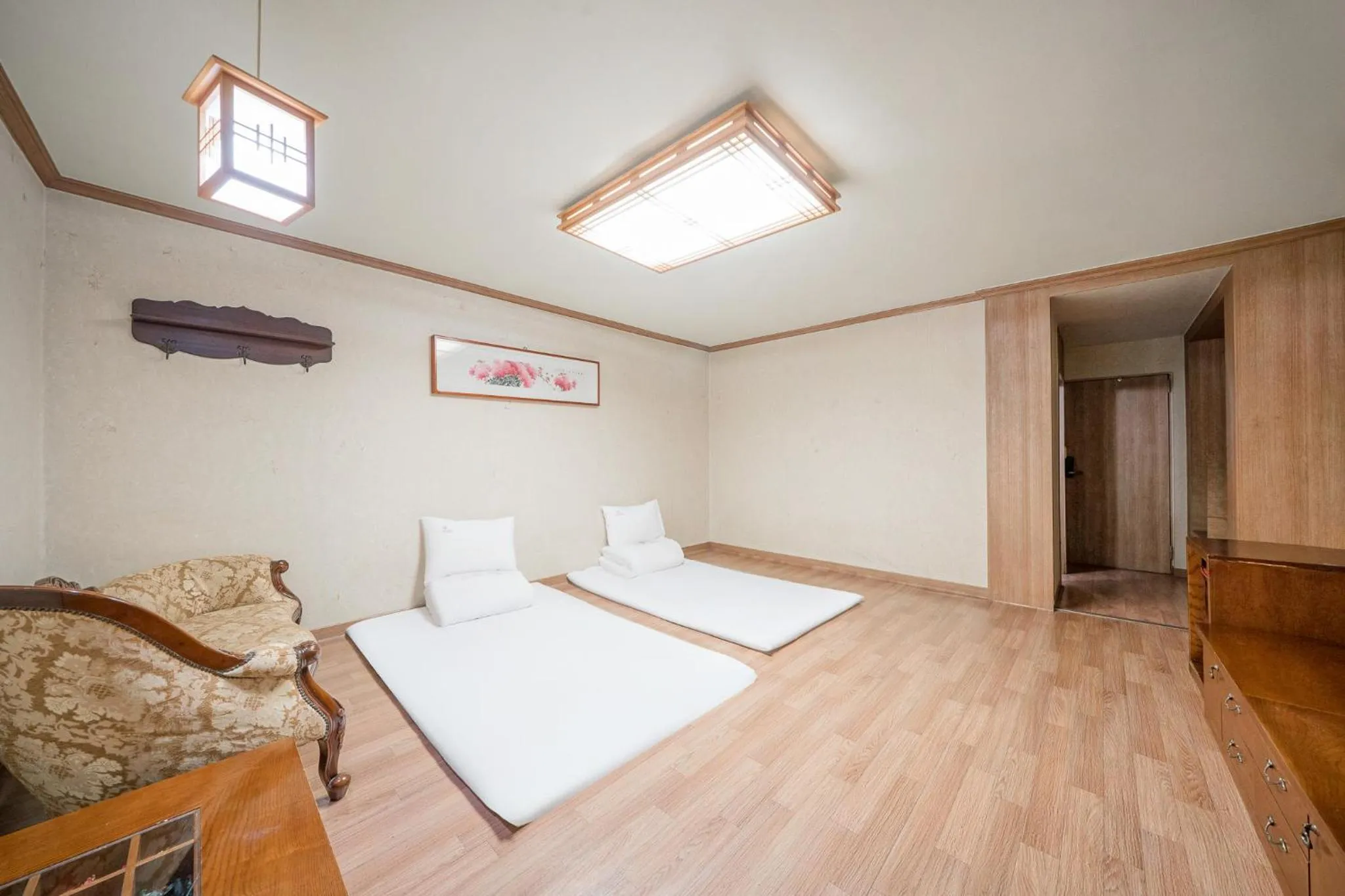 Photo of the whole room, Bed in Changwon Olympic Hotel