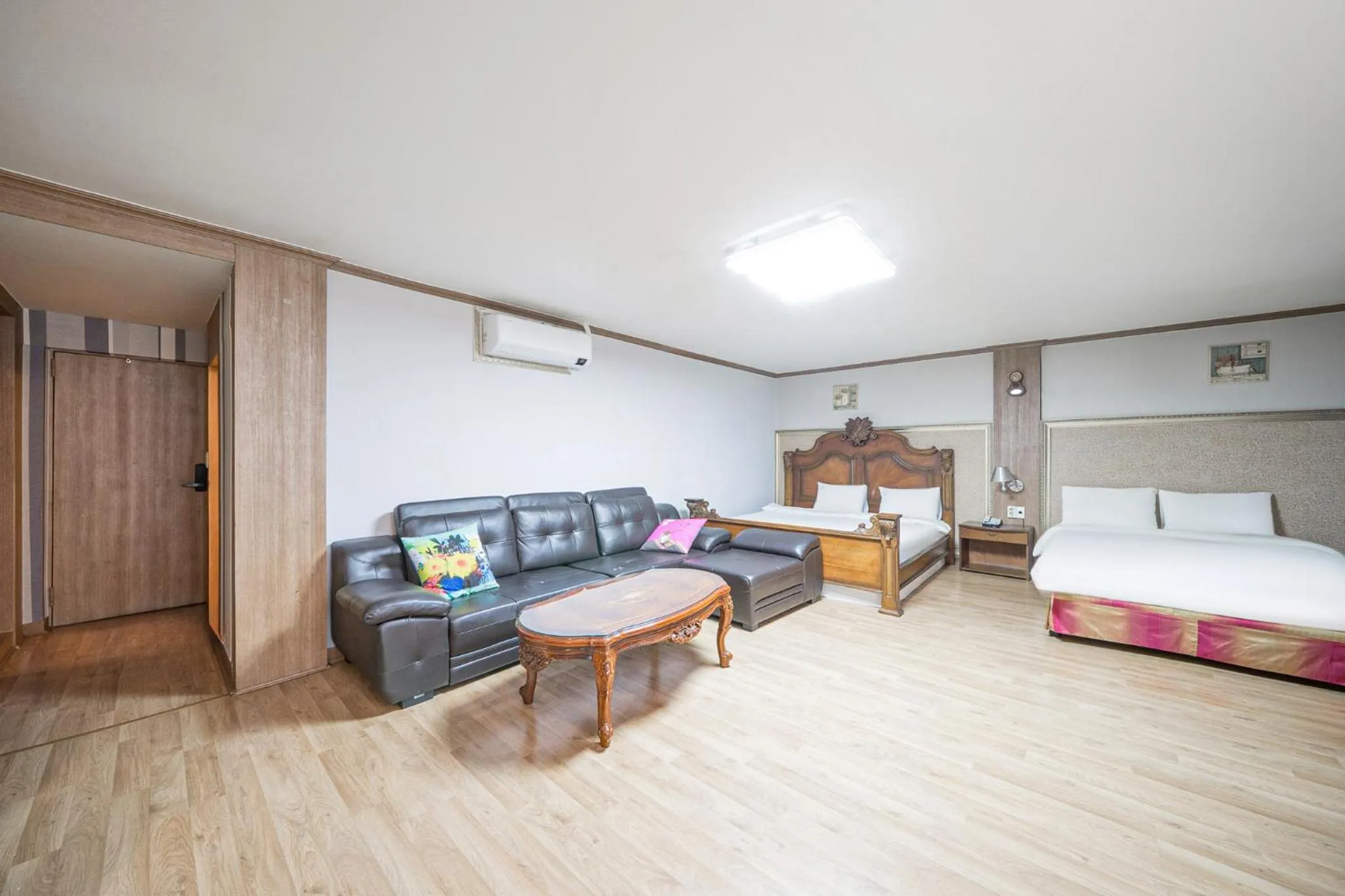 Photo of the whole room, Bed in Changwon Olympic Hotel