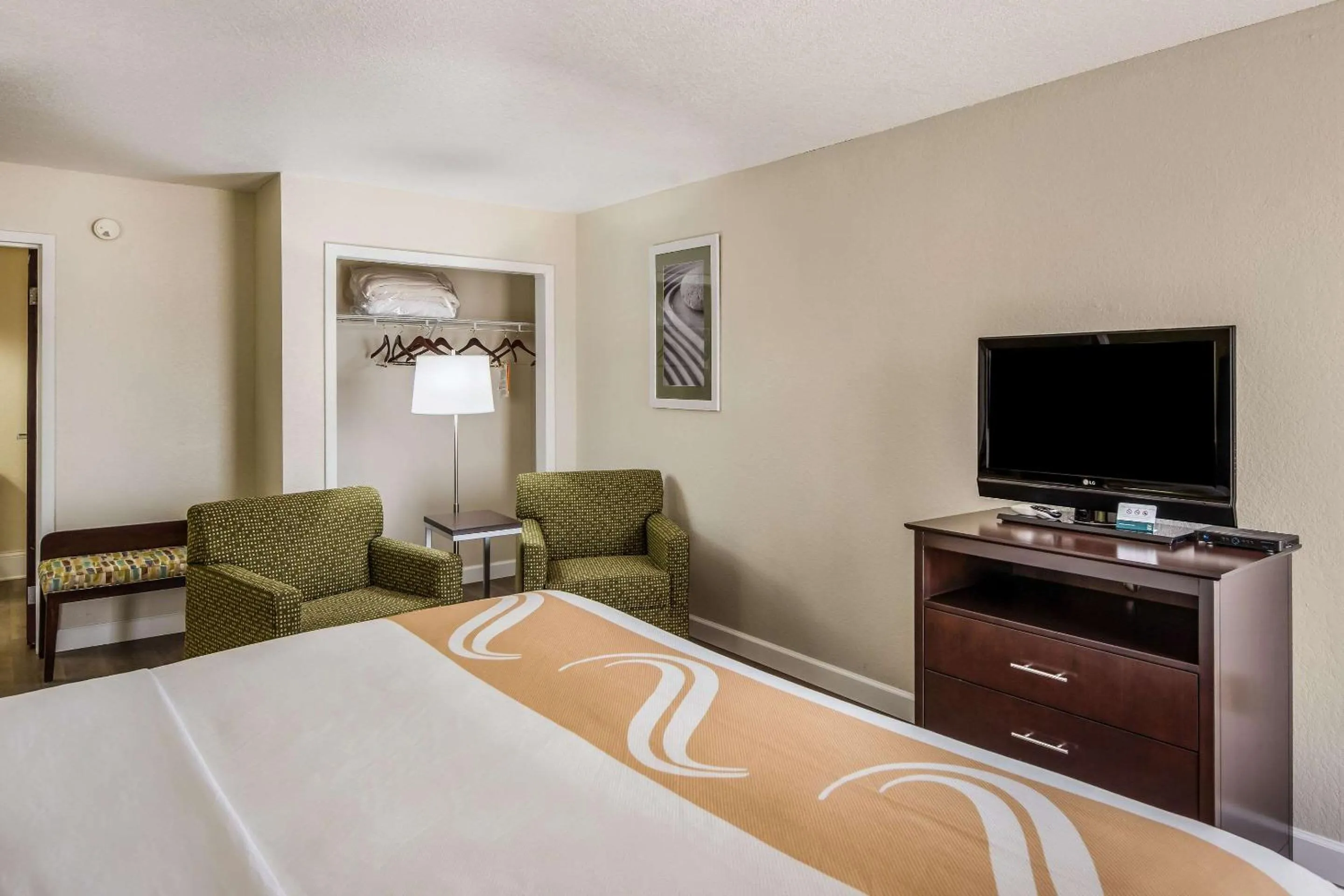 Bedroom, Bed in Quality Inn & Suites Quincy - Downtown