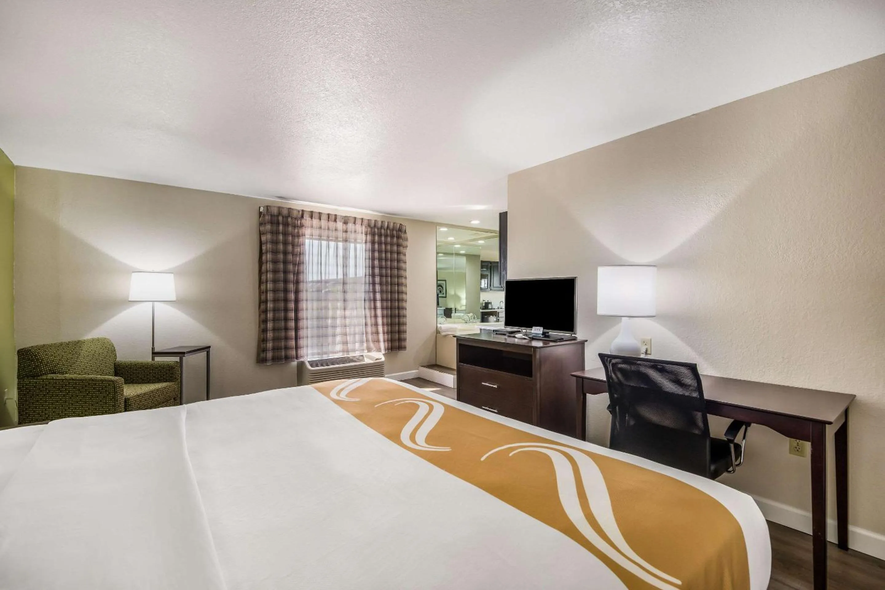 Bedroom, Bed in Quality Inn & Suites Quincy - Downtown