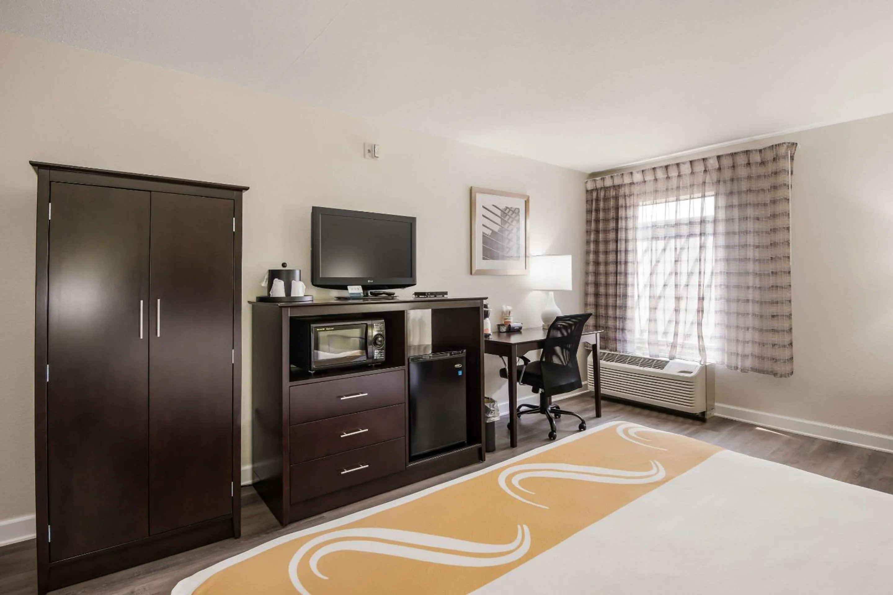 Bedroom, Bed in Quality Inn & Suites Quincy - Downtown