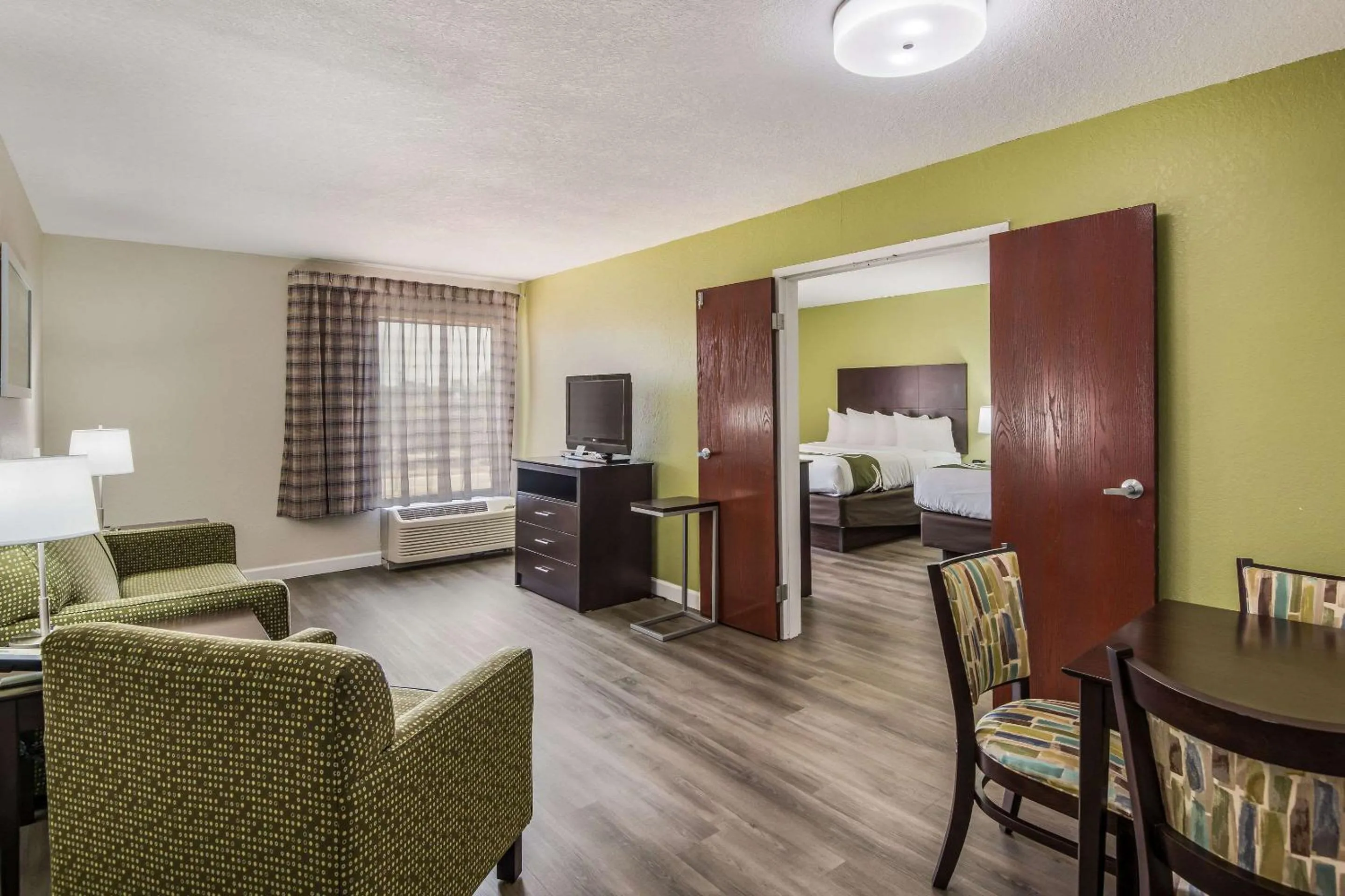 Bedroom, Bed in Quality Inn & Suites Quincy - Downtown