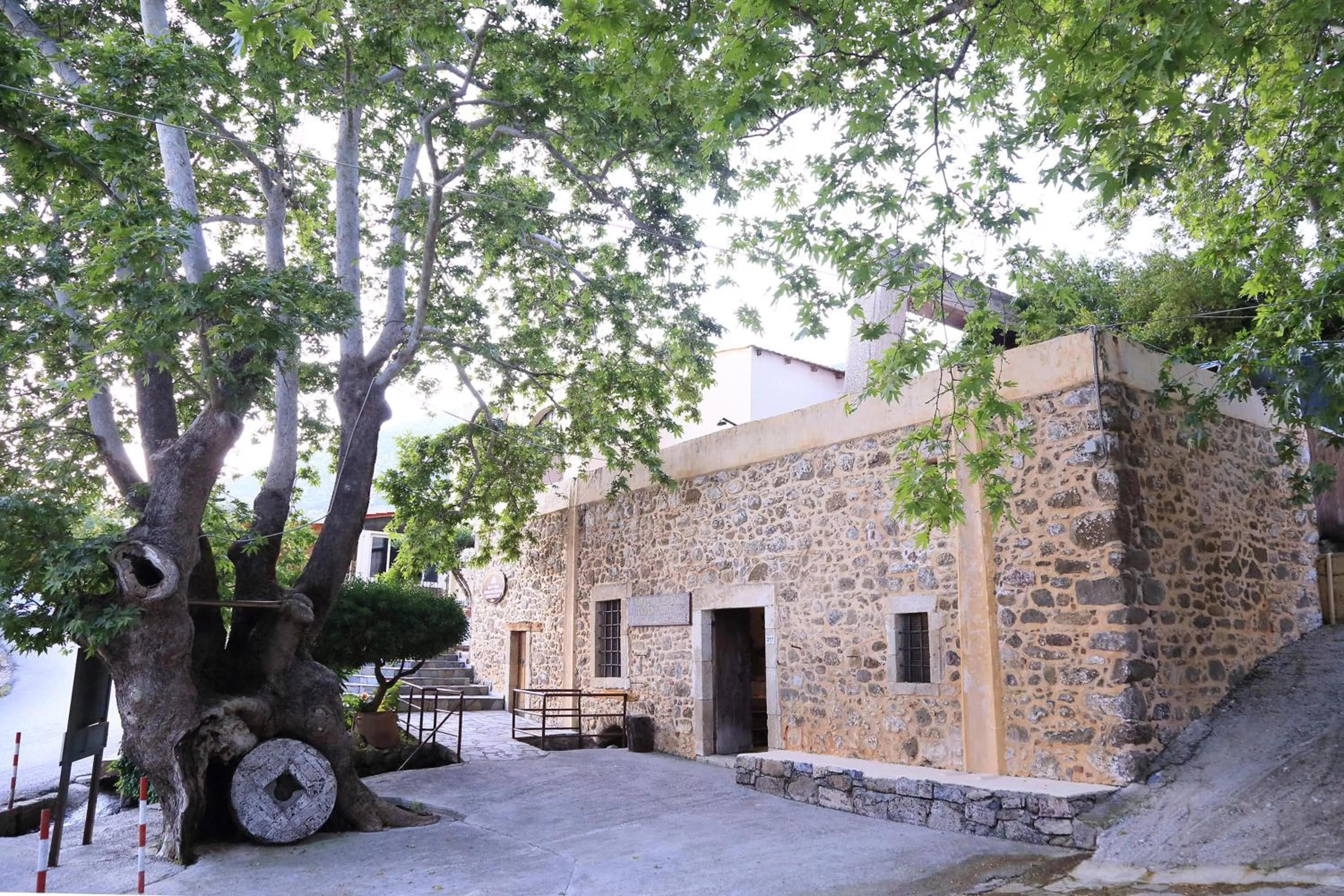 Property building in Idi Hotel