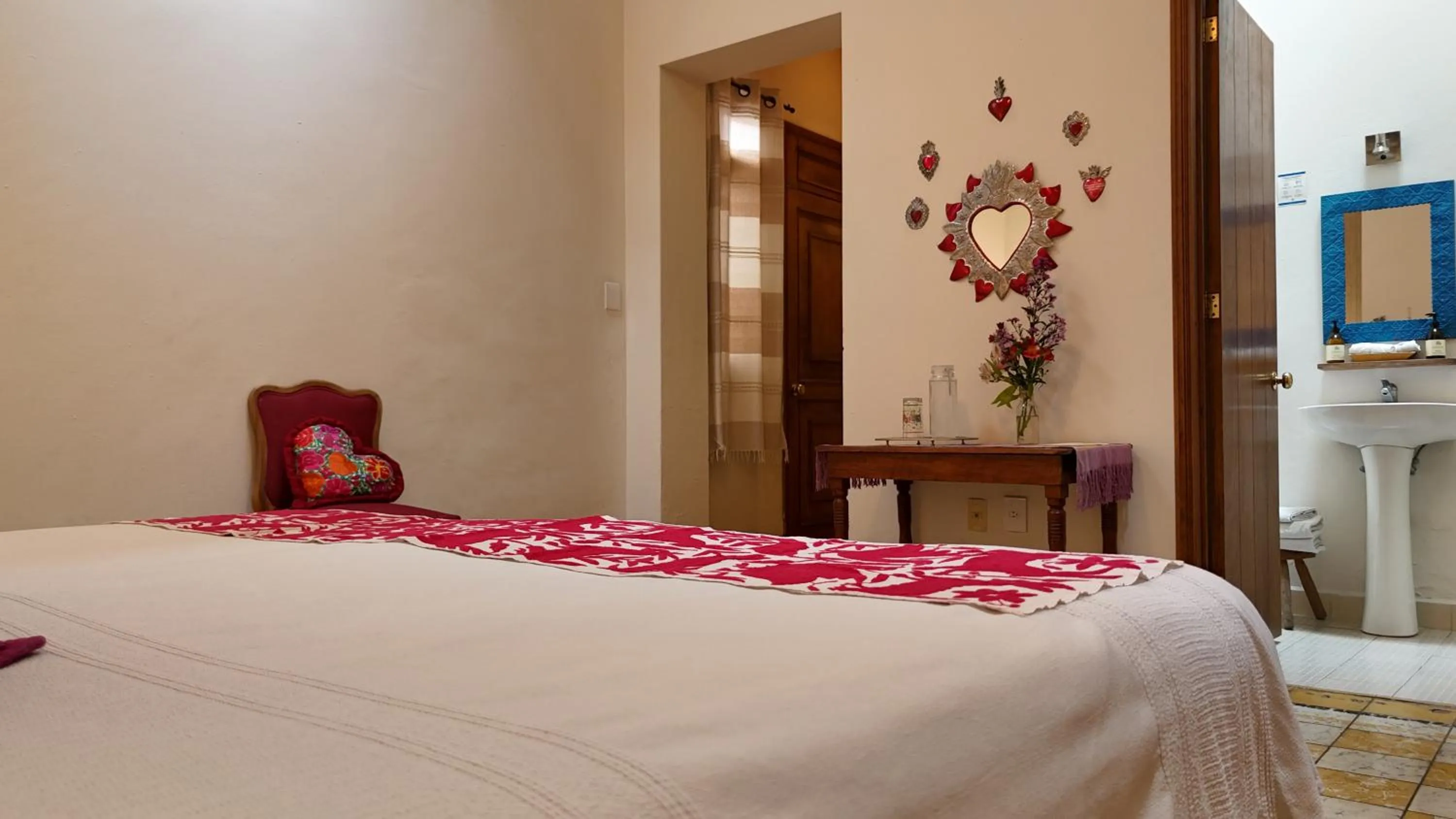 Bed in El Diablo y la Sandia B&B