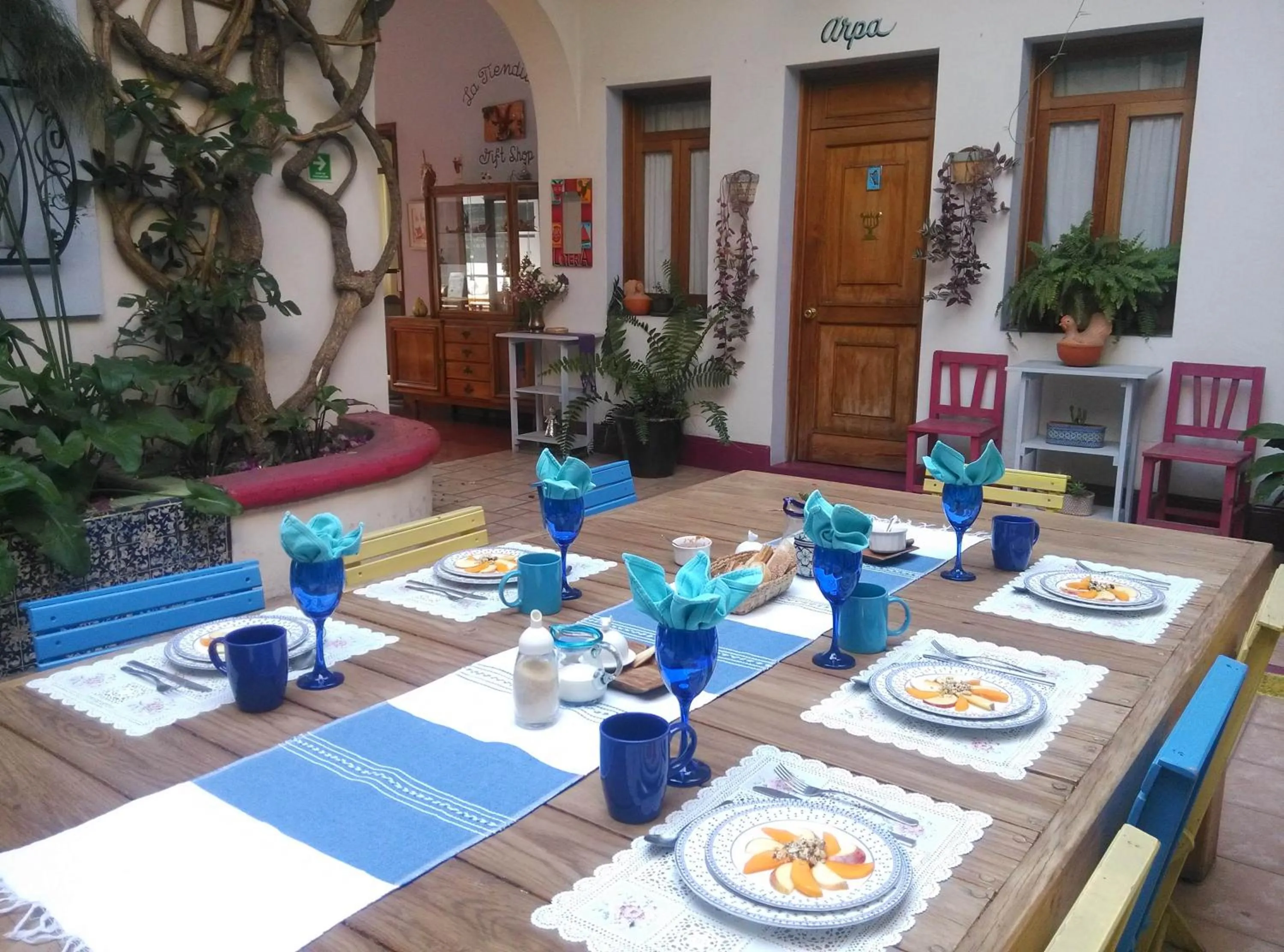 Dining area in El Diablo y la Sandia B&B