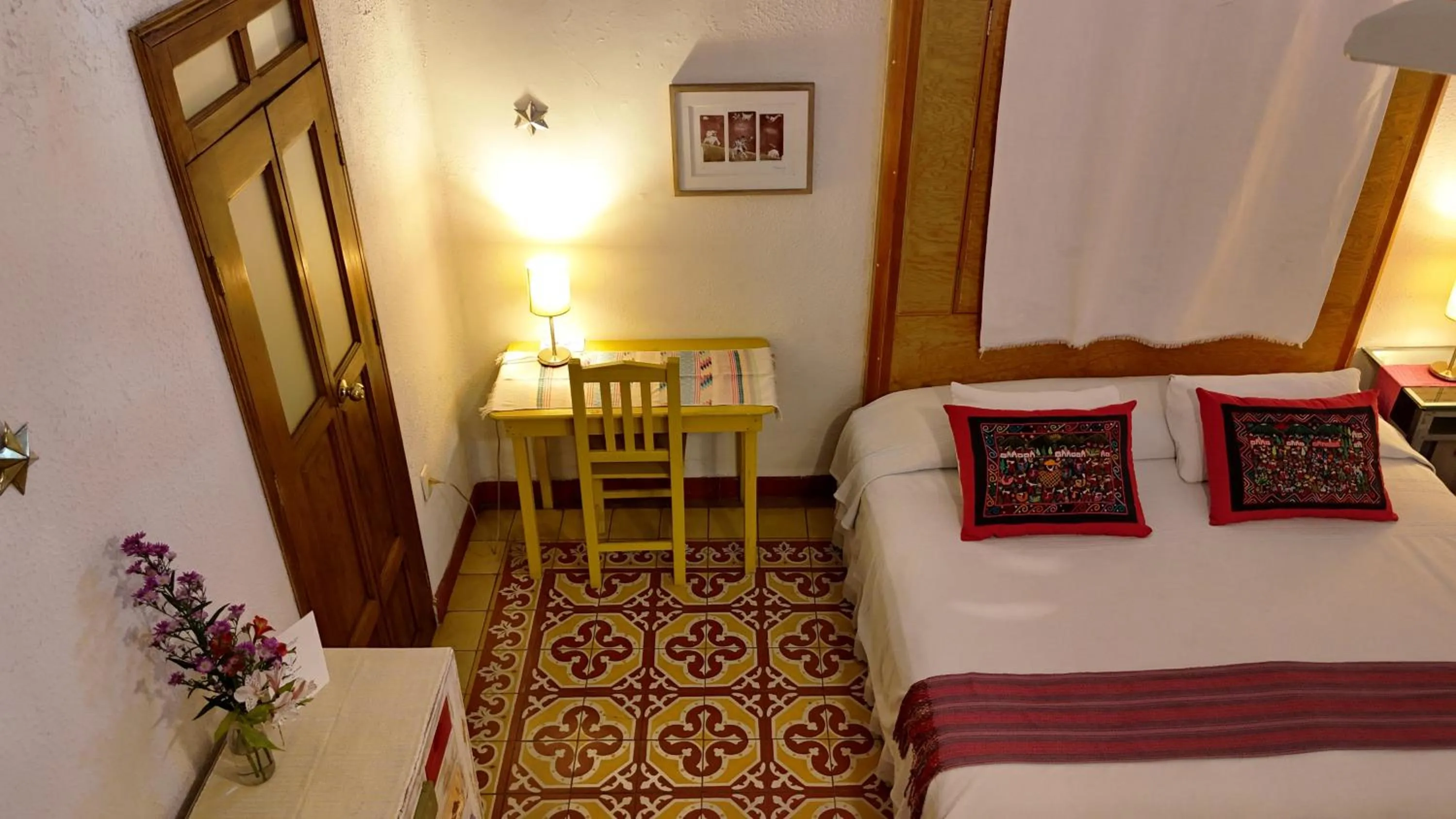 Bed in El Diablo y la Sandia B&B