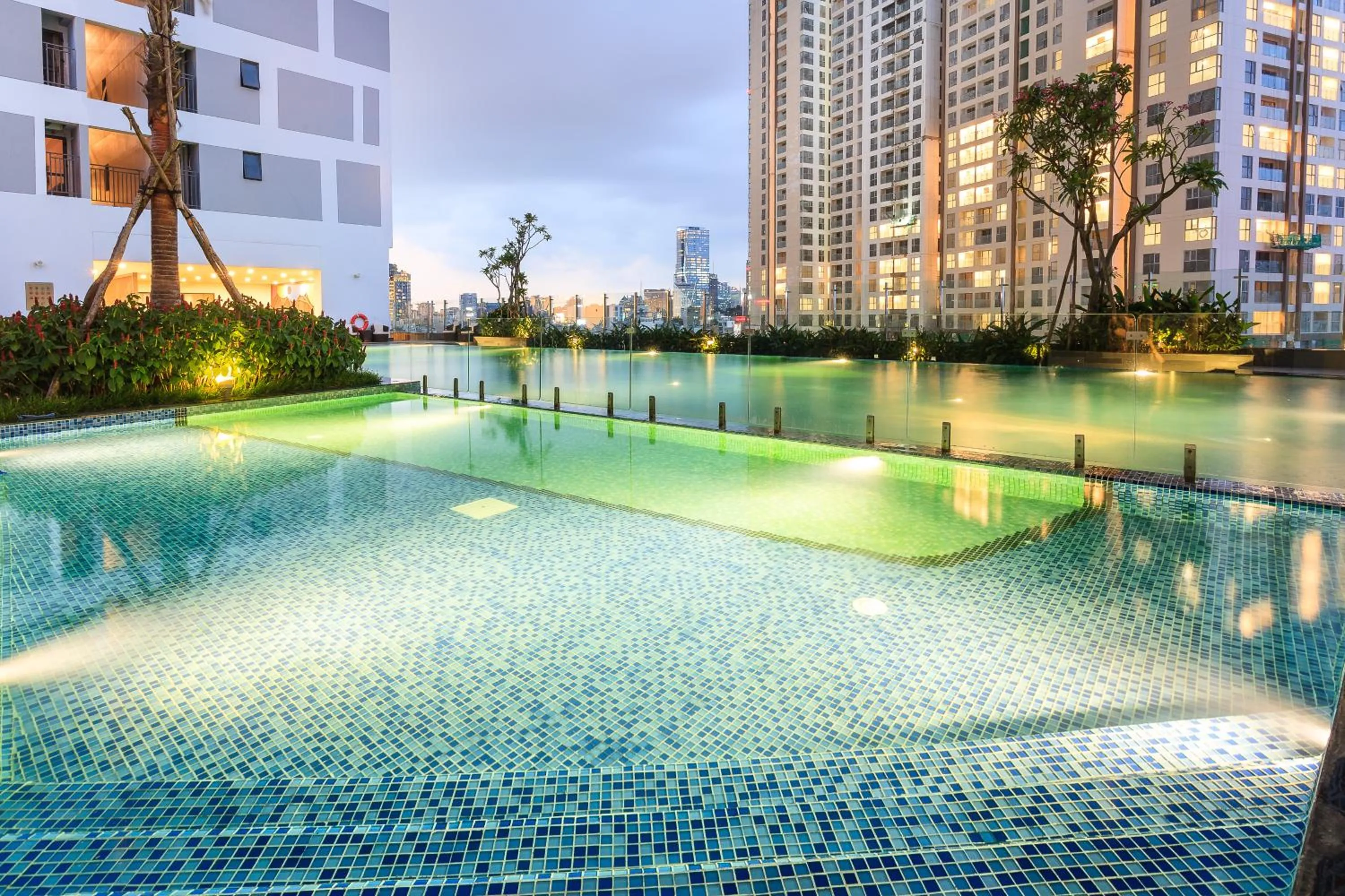 Swimming pool in TeeUp Home - Infinity Pool Signature