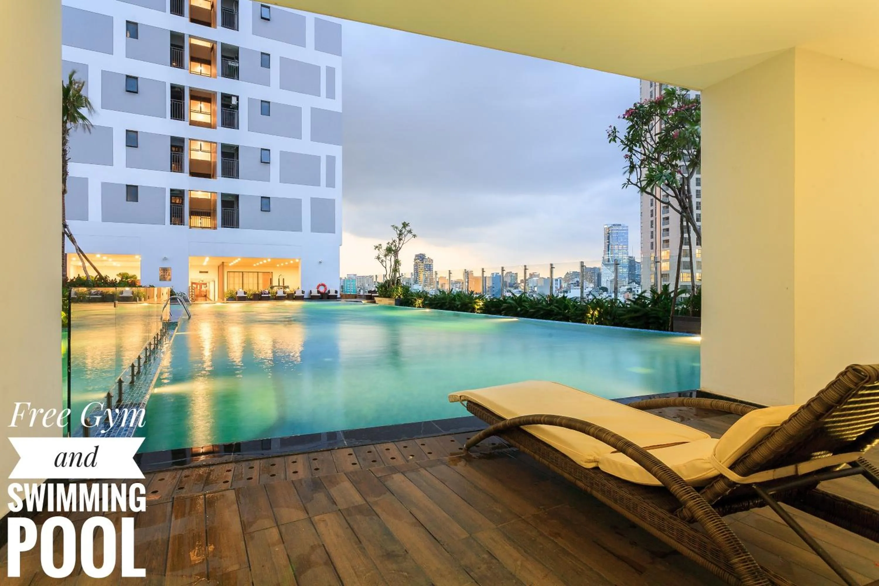 Swimming pool in TeeUp Home - Infinity Pool Signature