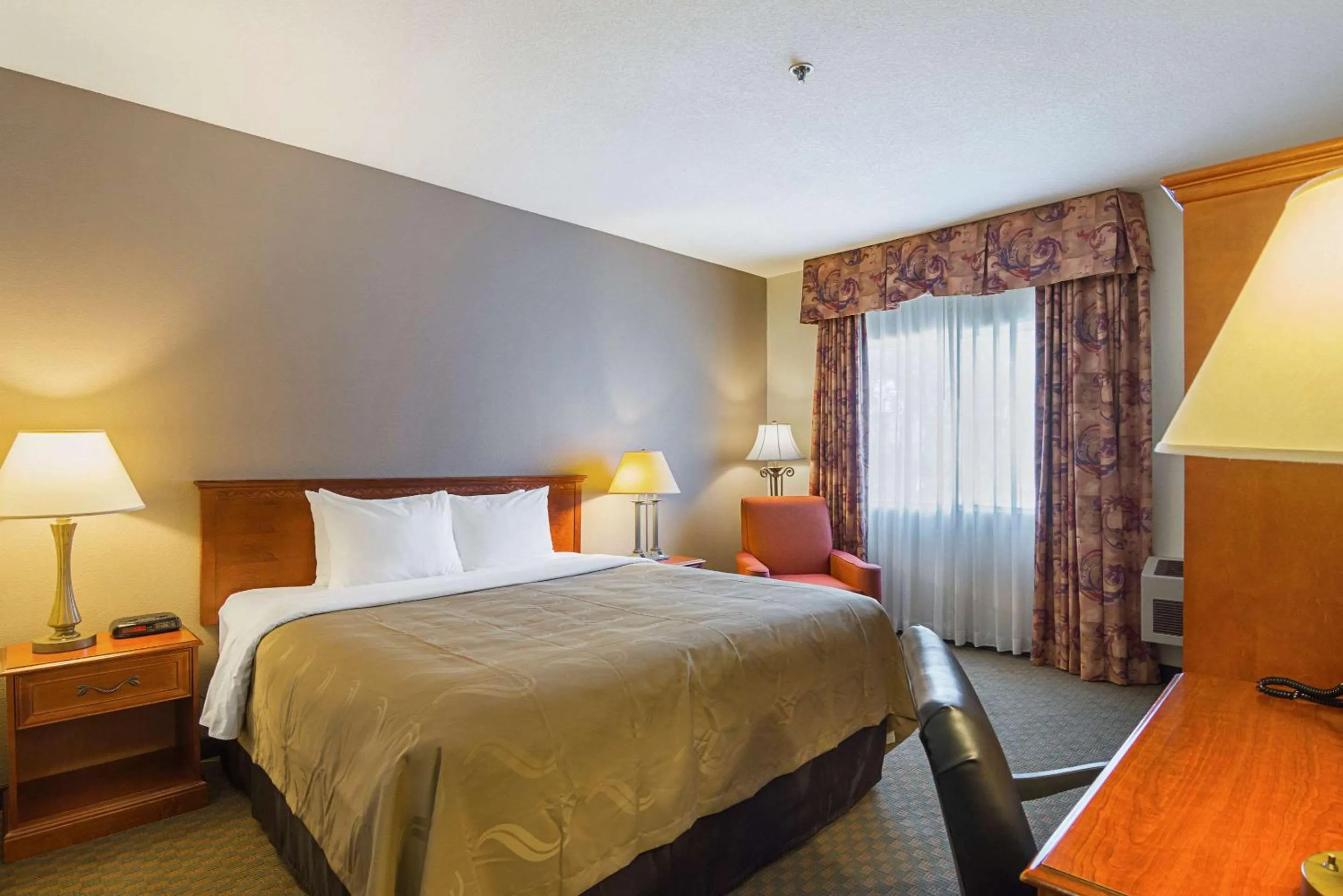 Photo of the whole room, Bed in Quality Inn Fresno Yosemite Airport