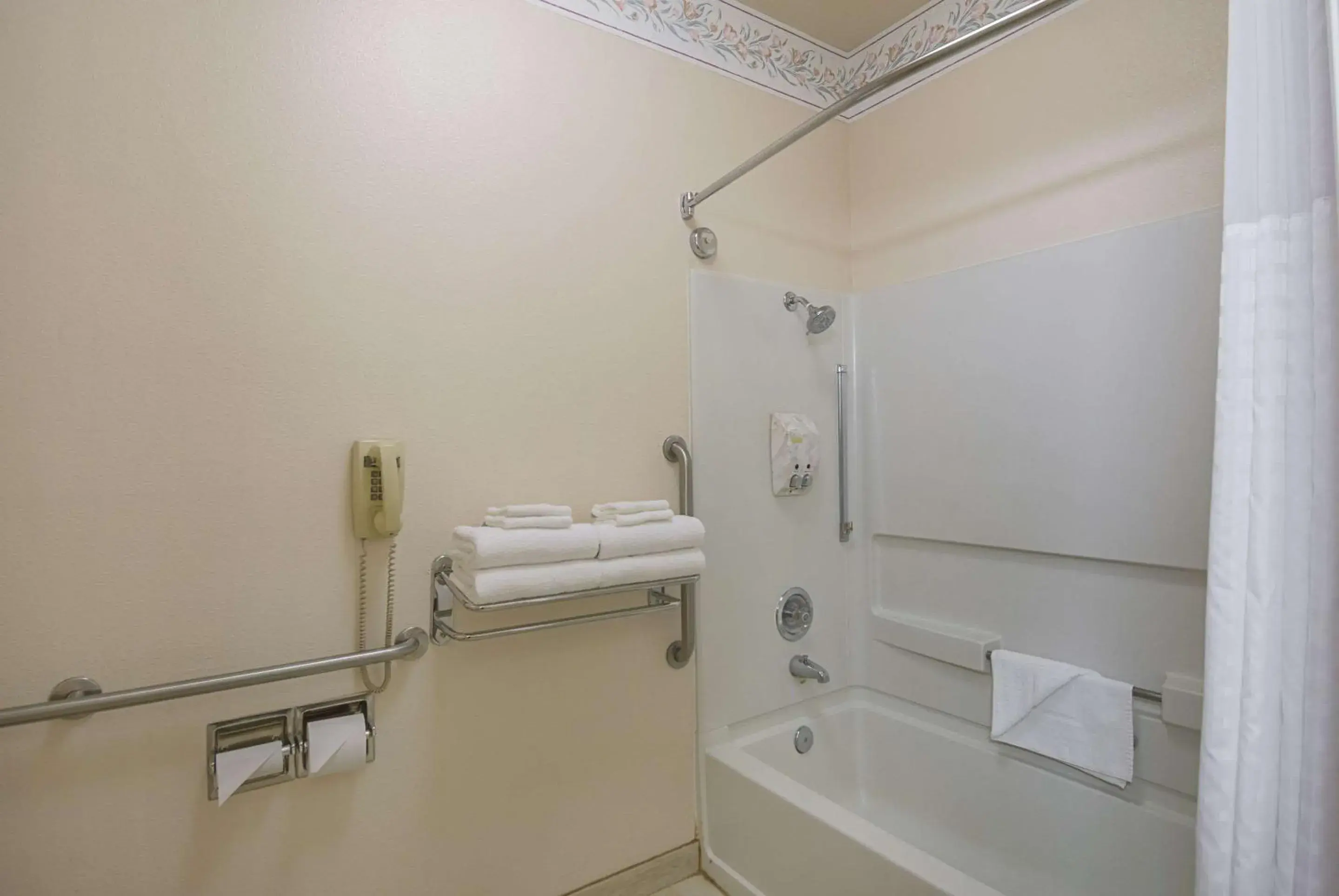 Double Room with Two Double Beds - Accessible/Non-Smoking in Quality Inn Fresno Yosemite Airport Double Room with Two Double Beds - Accessible/Non-Smoking in Quality Inn Fresno Yosemite Airport