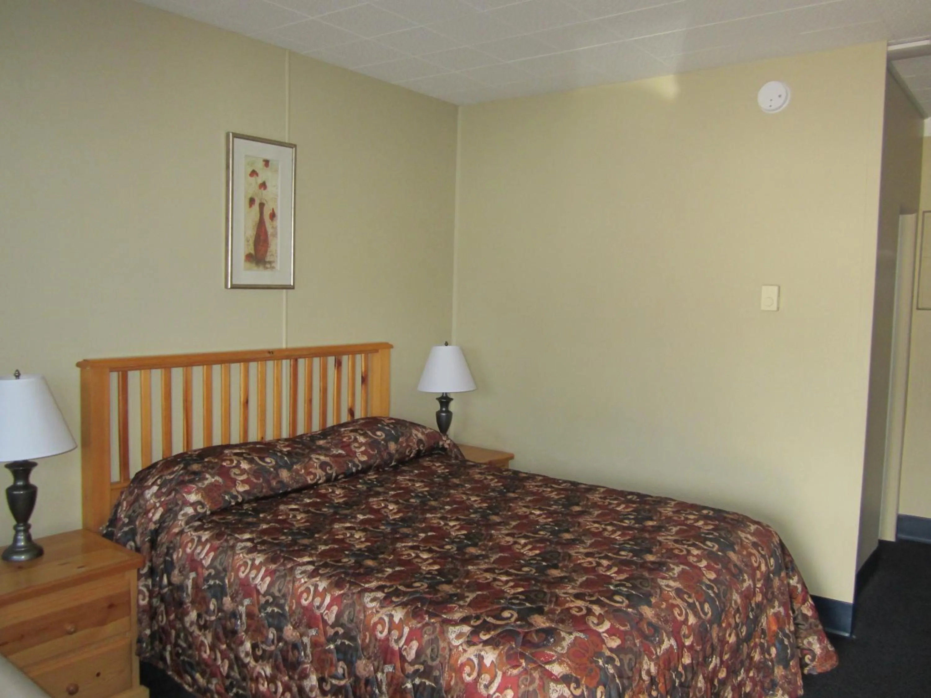 Bedroom, Bed in Schell Motel