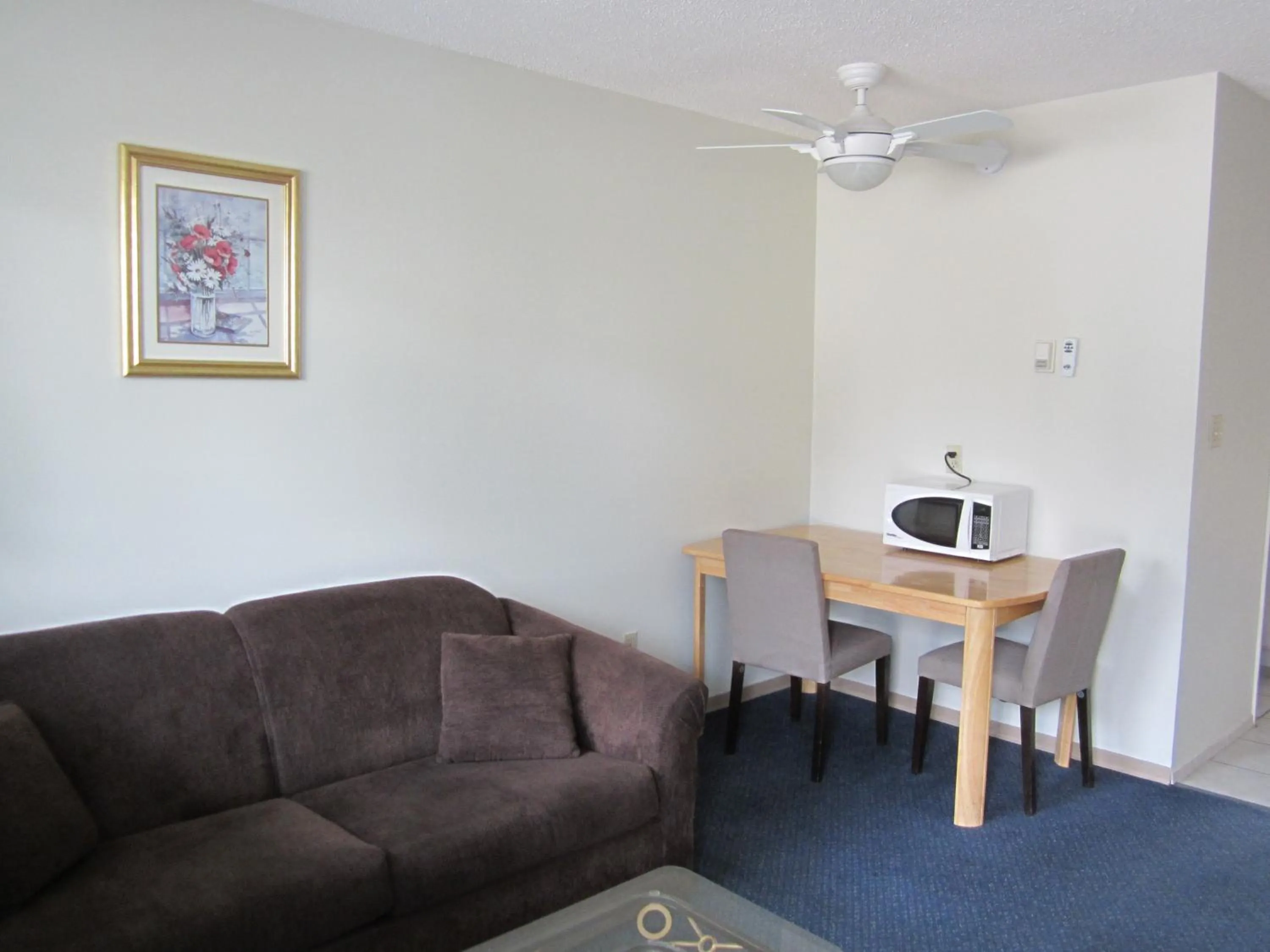 Living room in Schell Motel