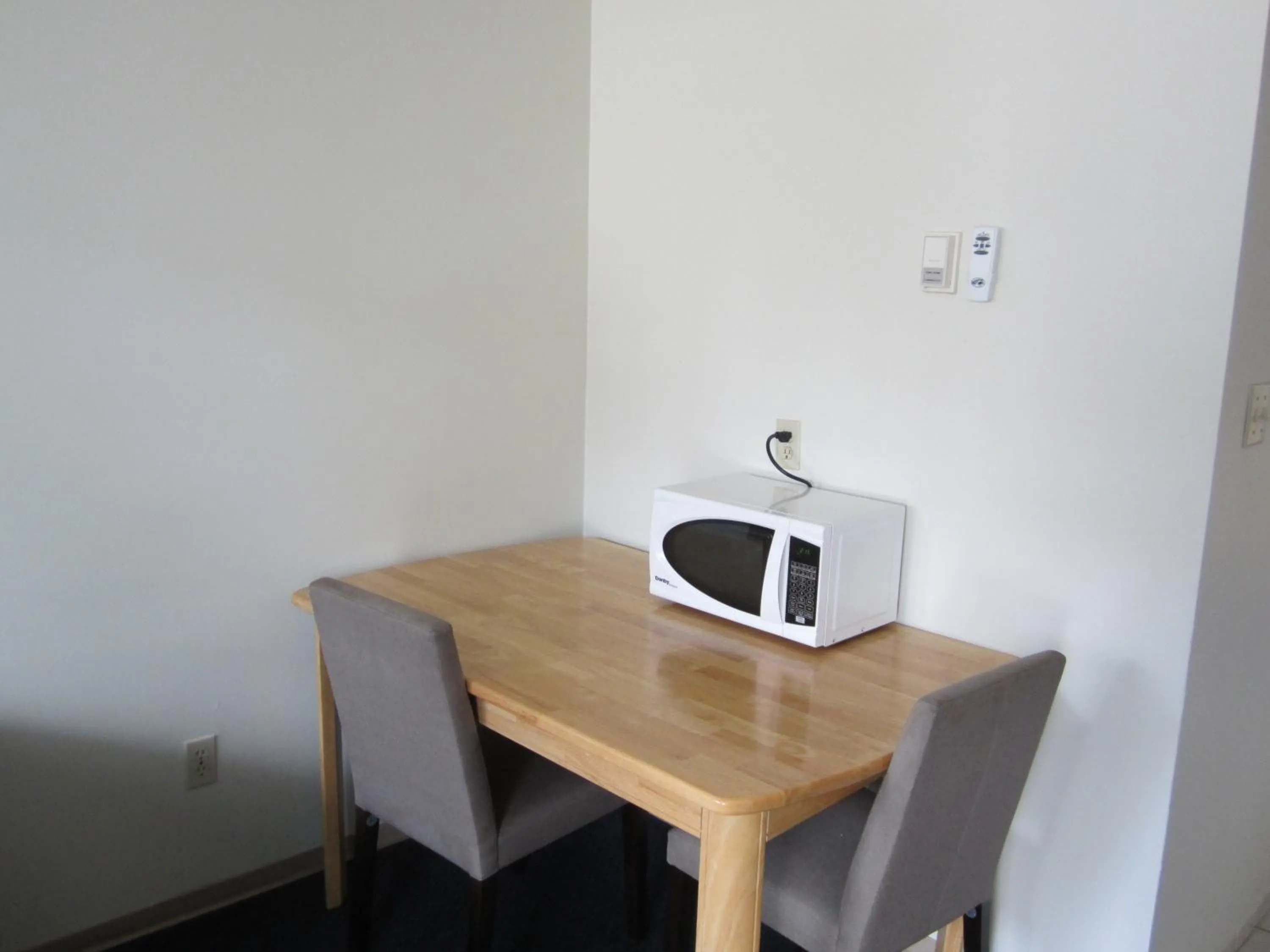 Dining area in Schell Motel