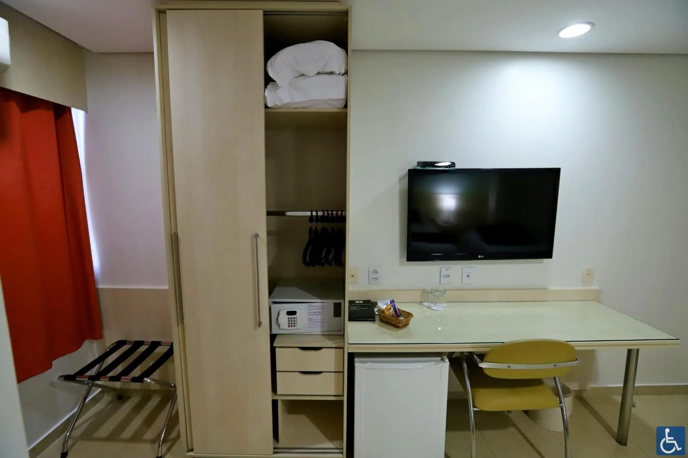 Communal lounge/ TV room in Hotel Maione