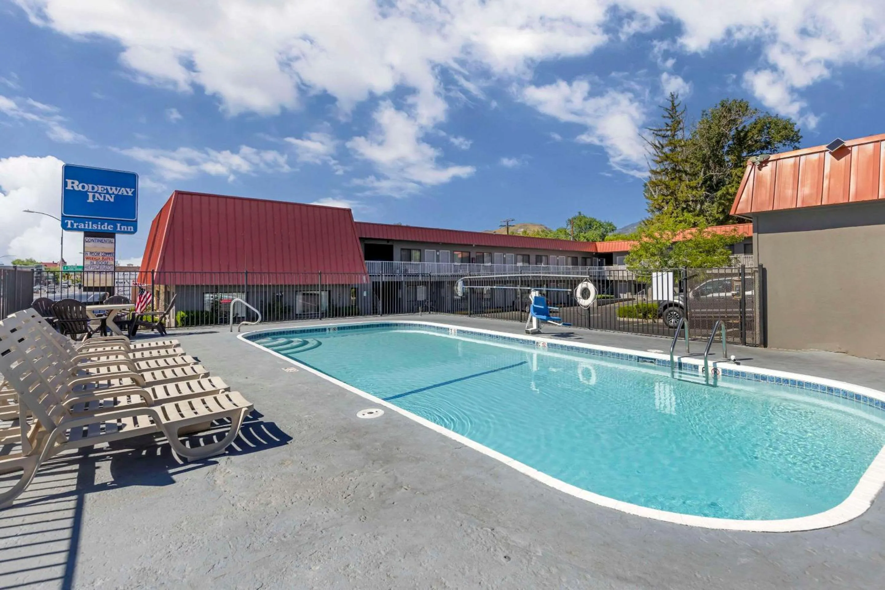 Swimming pool in Rodeway Inn at Nevada State Capitol