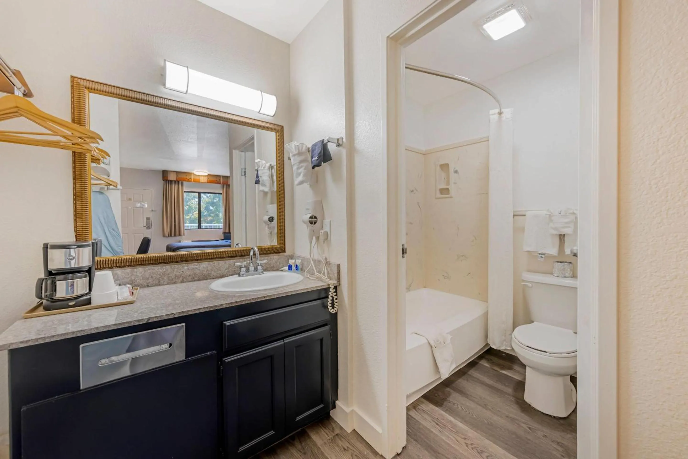 Bedroom in Rodeway Inn at Nevada State Capitol
