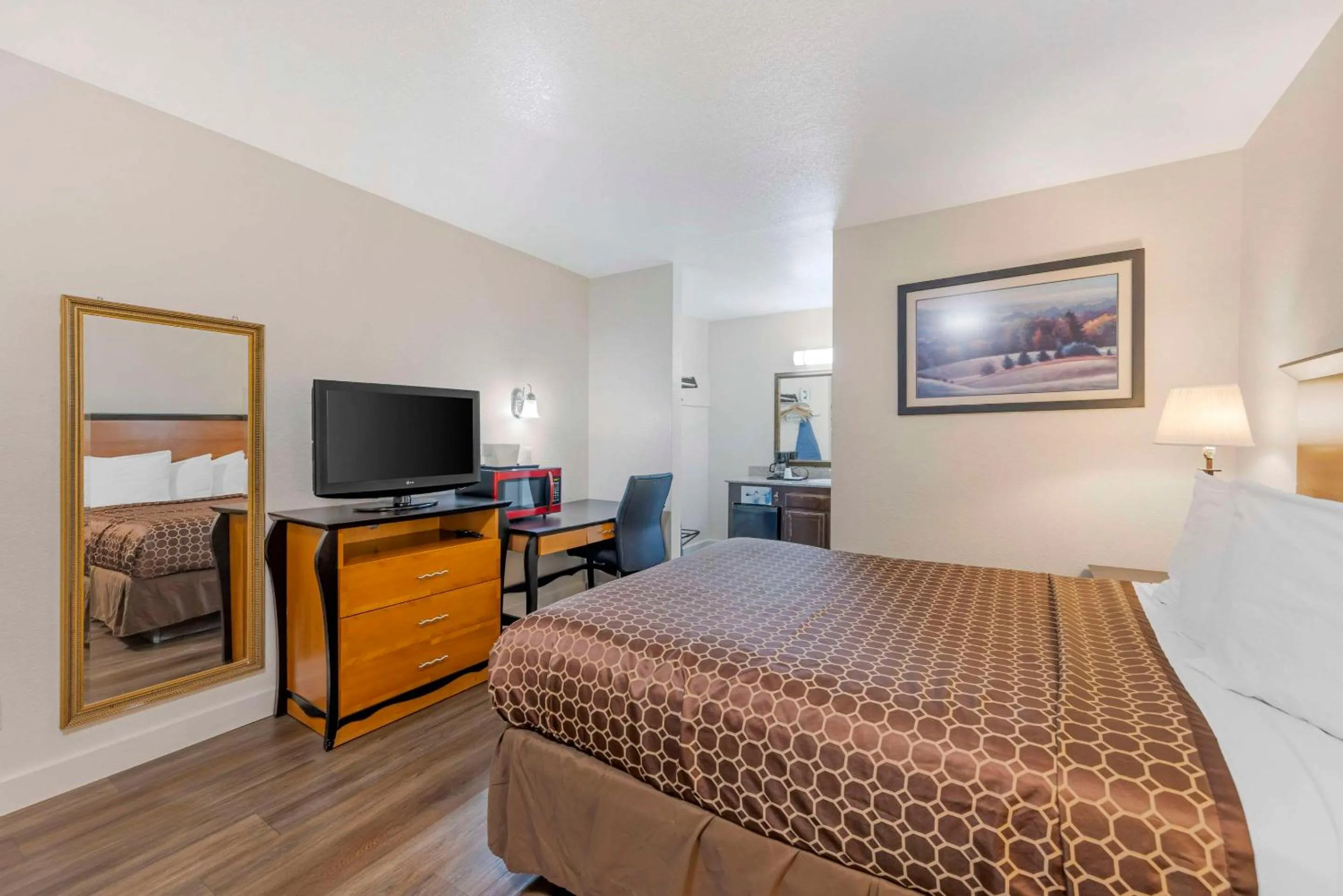 Bedroom, Bed in Rodeway Inn at Nevada State Capitol