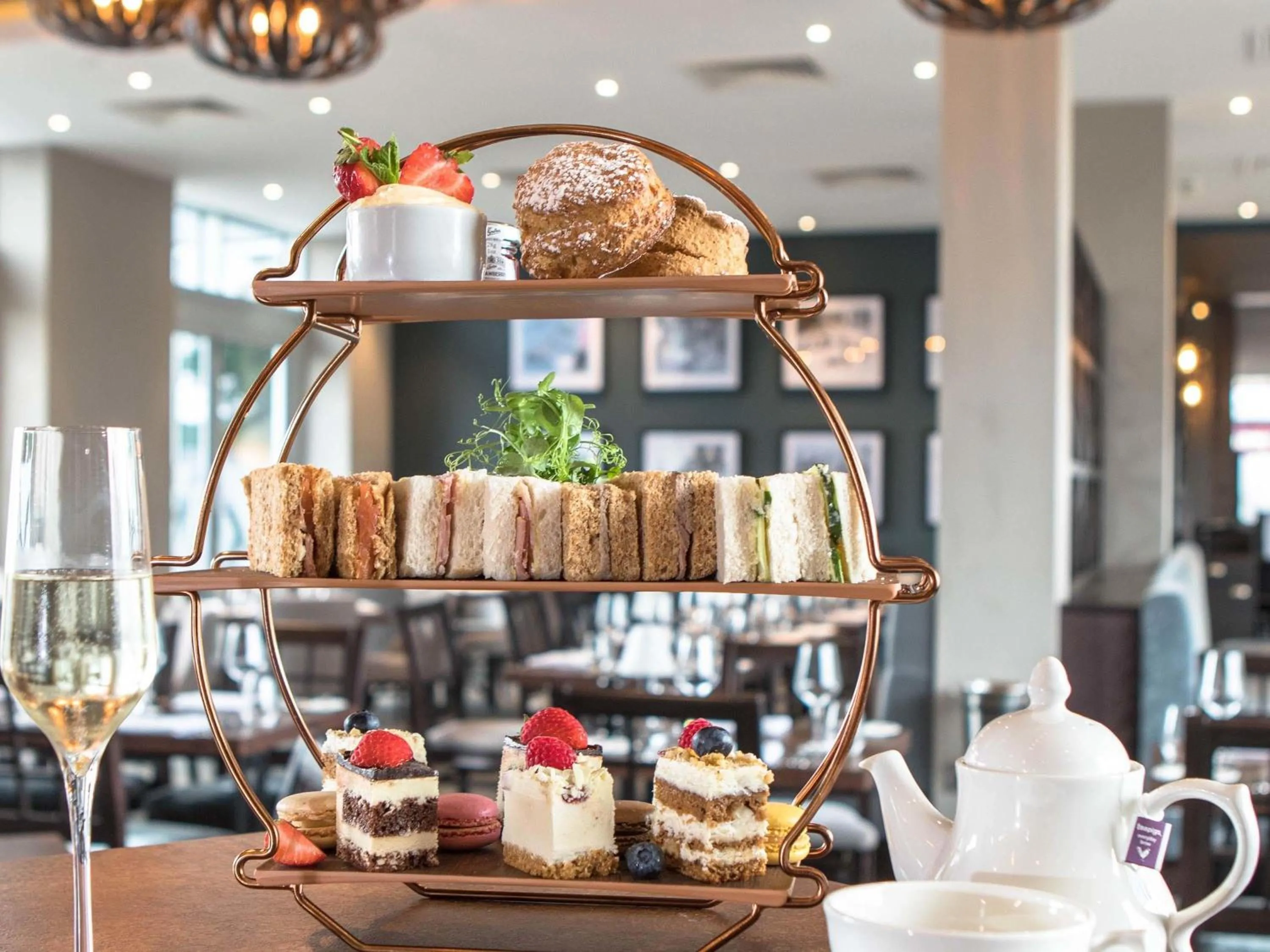 Lounge or bar in Mercure Bridgwater