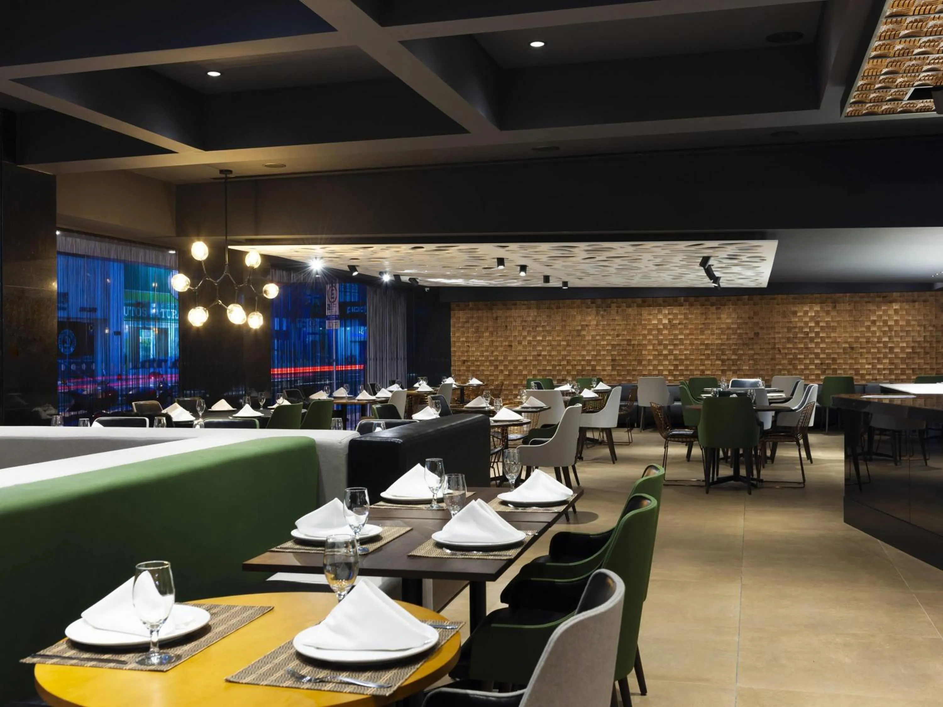 Restaurant/places to eat in Novotel Itajai