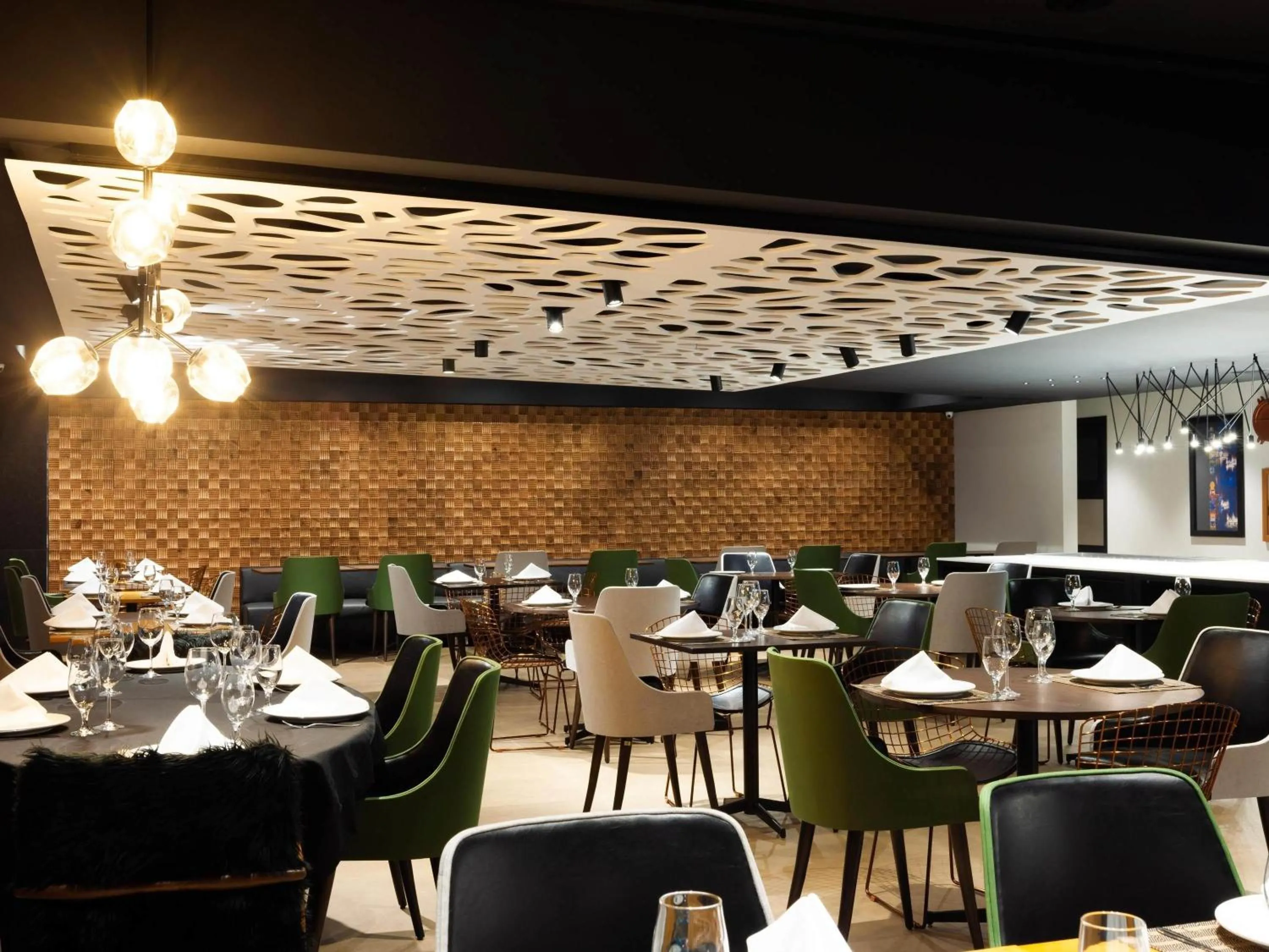 Restaurant/places to eat in Novotel Itajai
