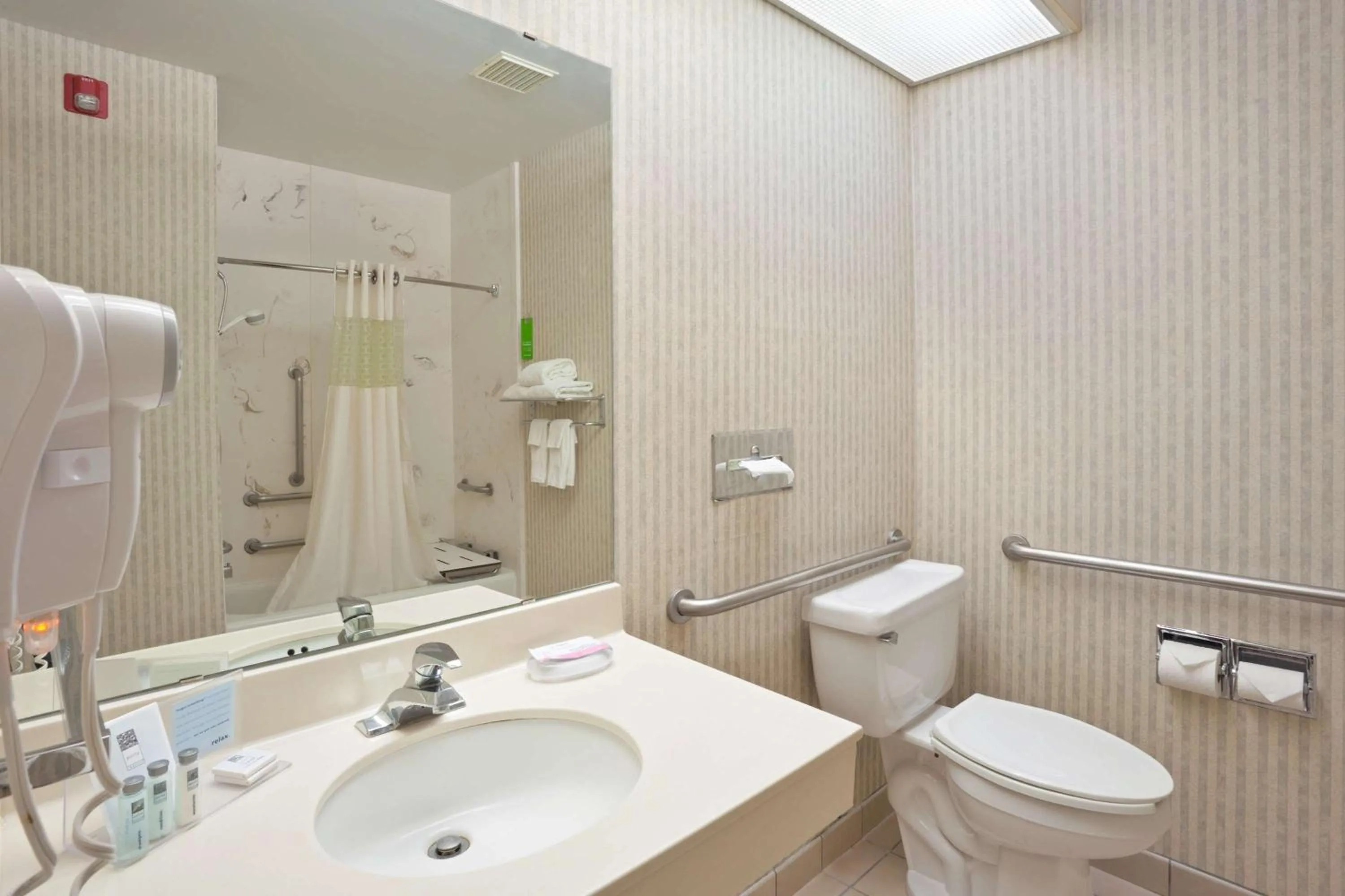 Bathroom in Hampton Inn North Sioux City