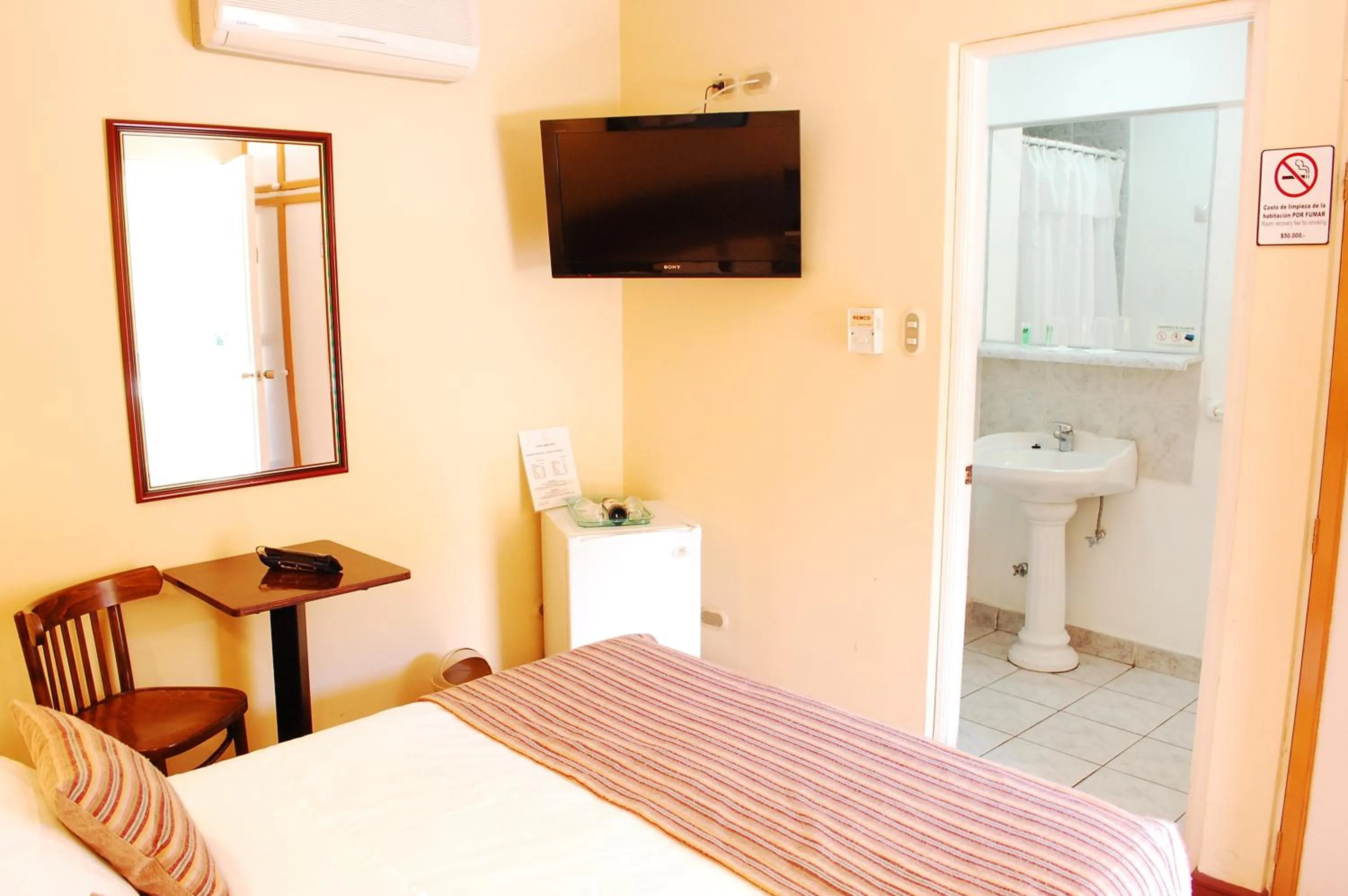 Photo of the whole room, Bed in Hotel Americano