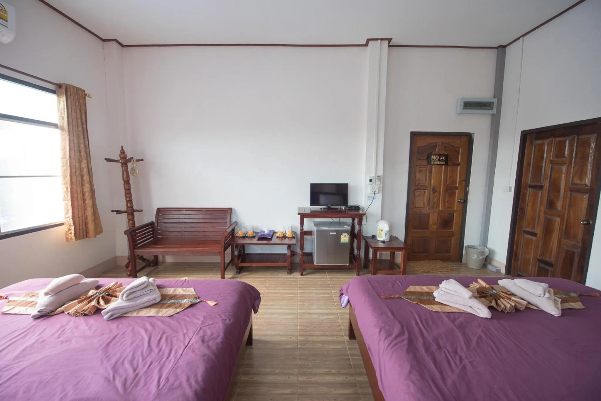 Photo of the whole room, Bed in Mountain View House