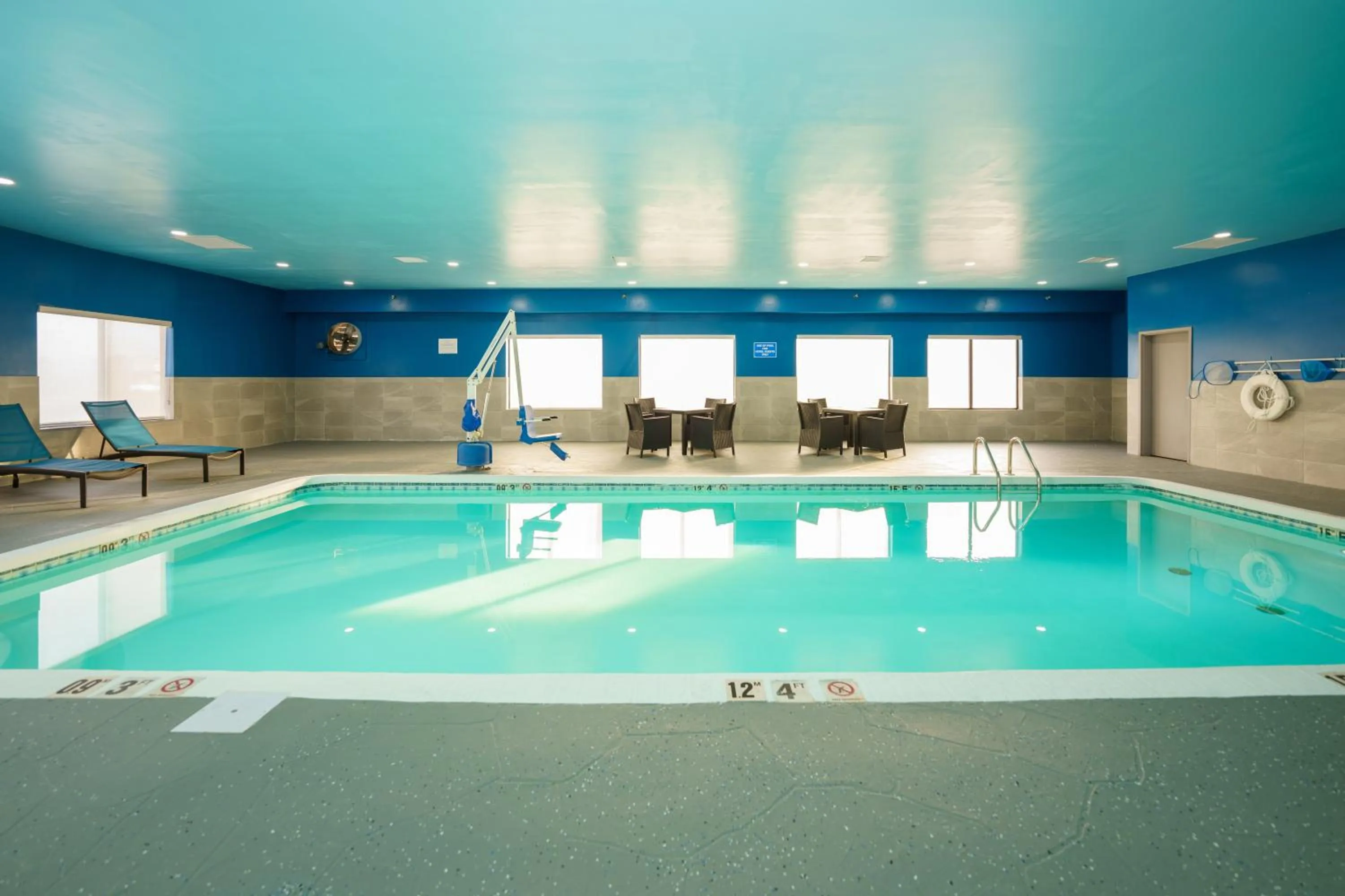 Swimming pool in Hampton Inn Hutchinson