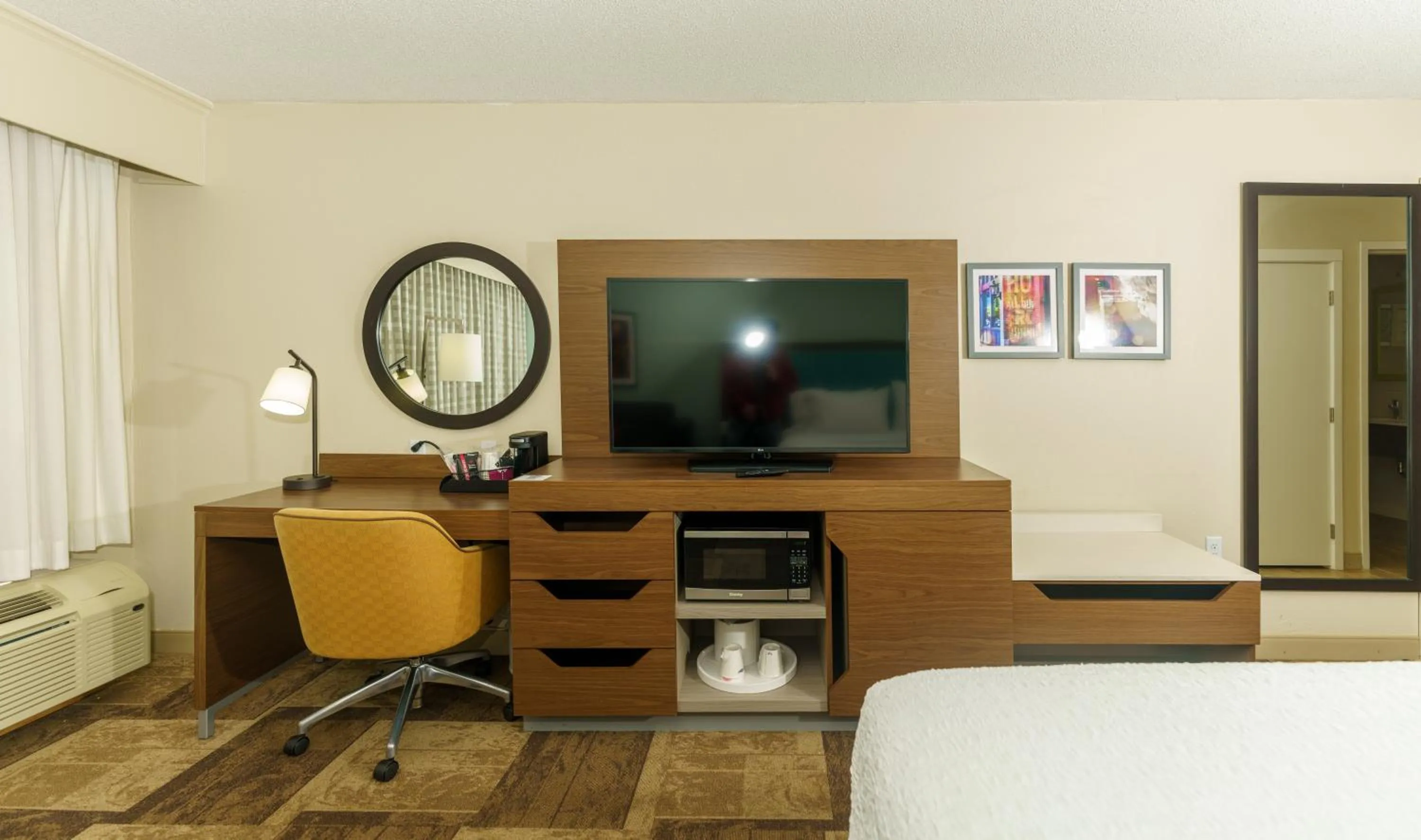 TV and multimedia, Bed in Hampton Inn Hutchinson