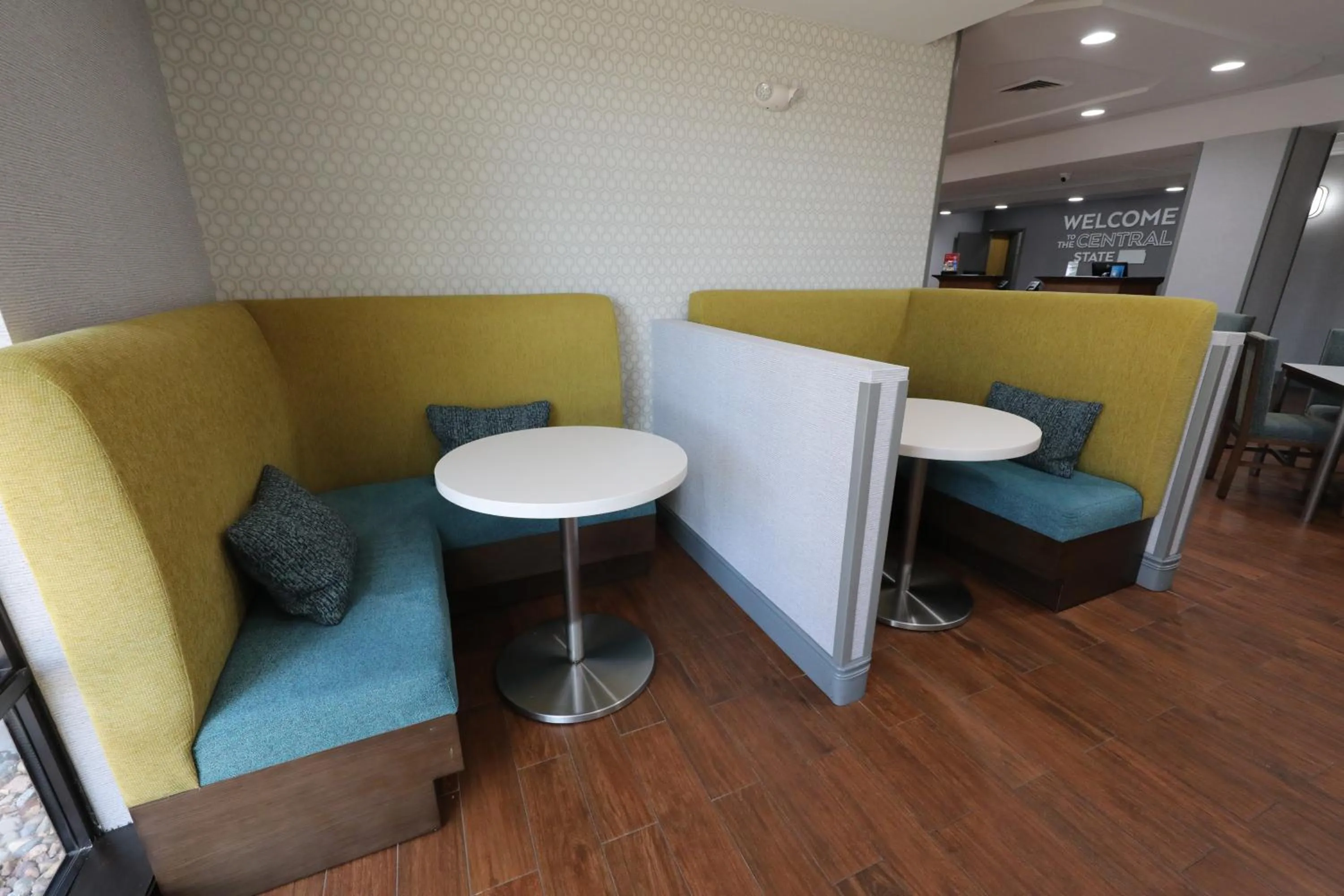 Seating area in Hampton Inn Hutchinson