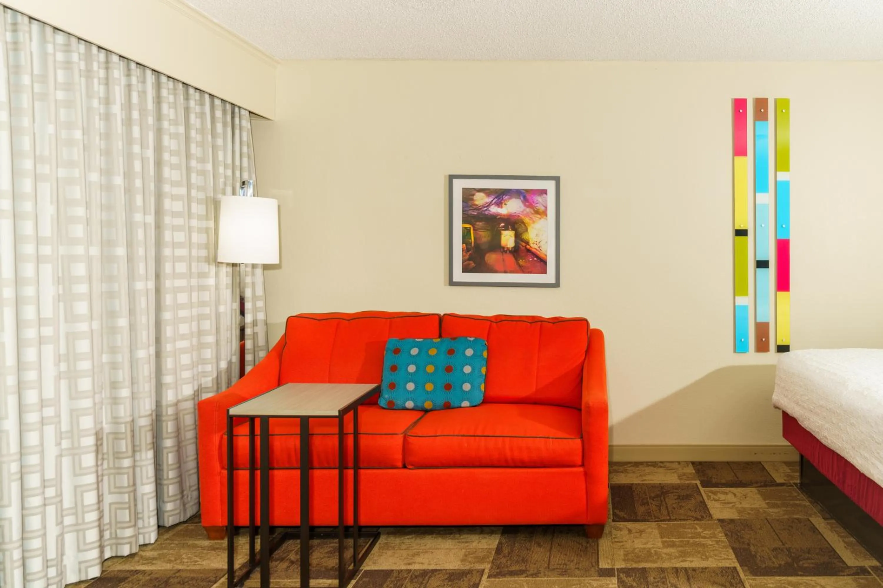 Seating area, Bed in Hampton Inn Hutchinson