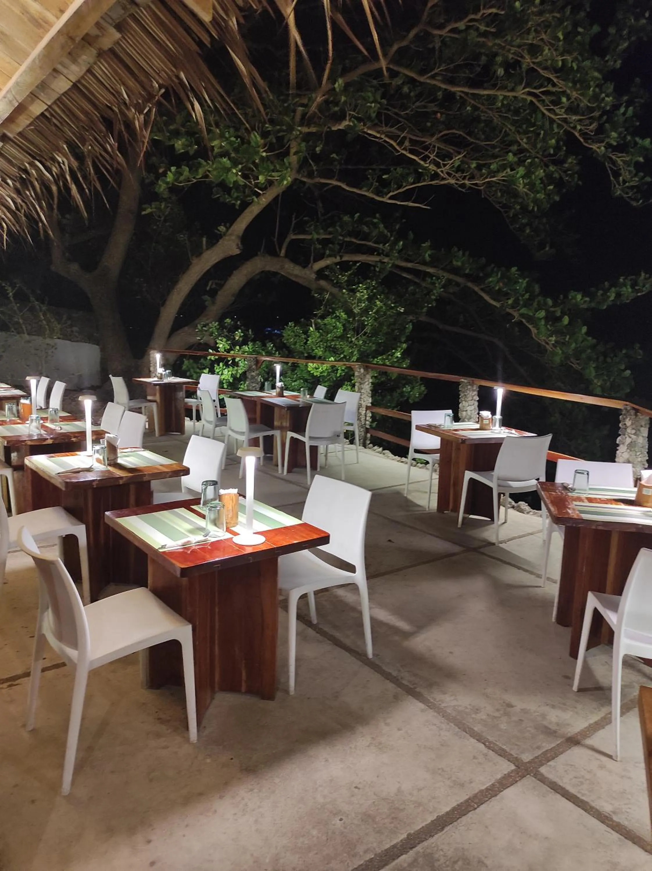Restaurant/places to eat in Tepanee Beach Resort