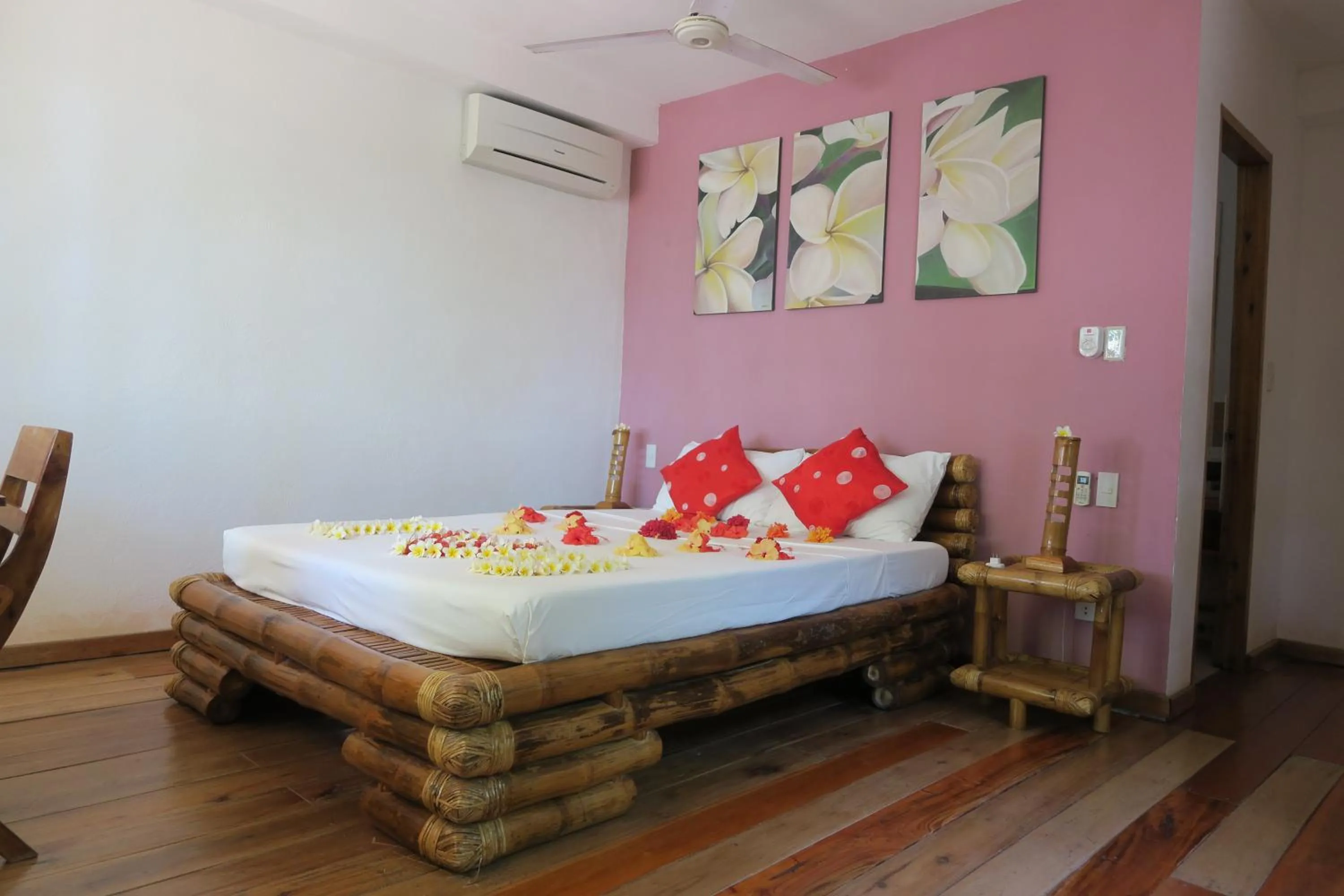 Bedroom, Bed in Tepanee Beach Resort