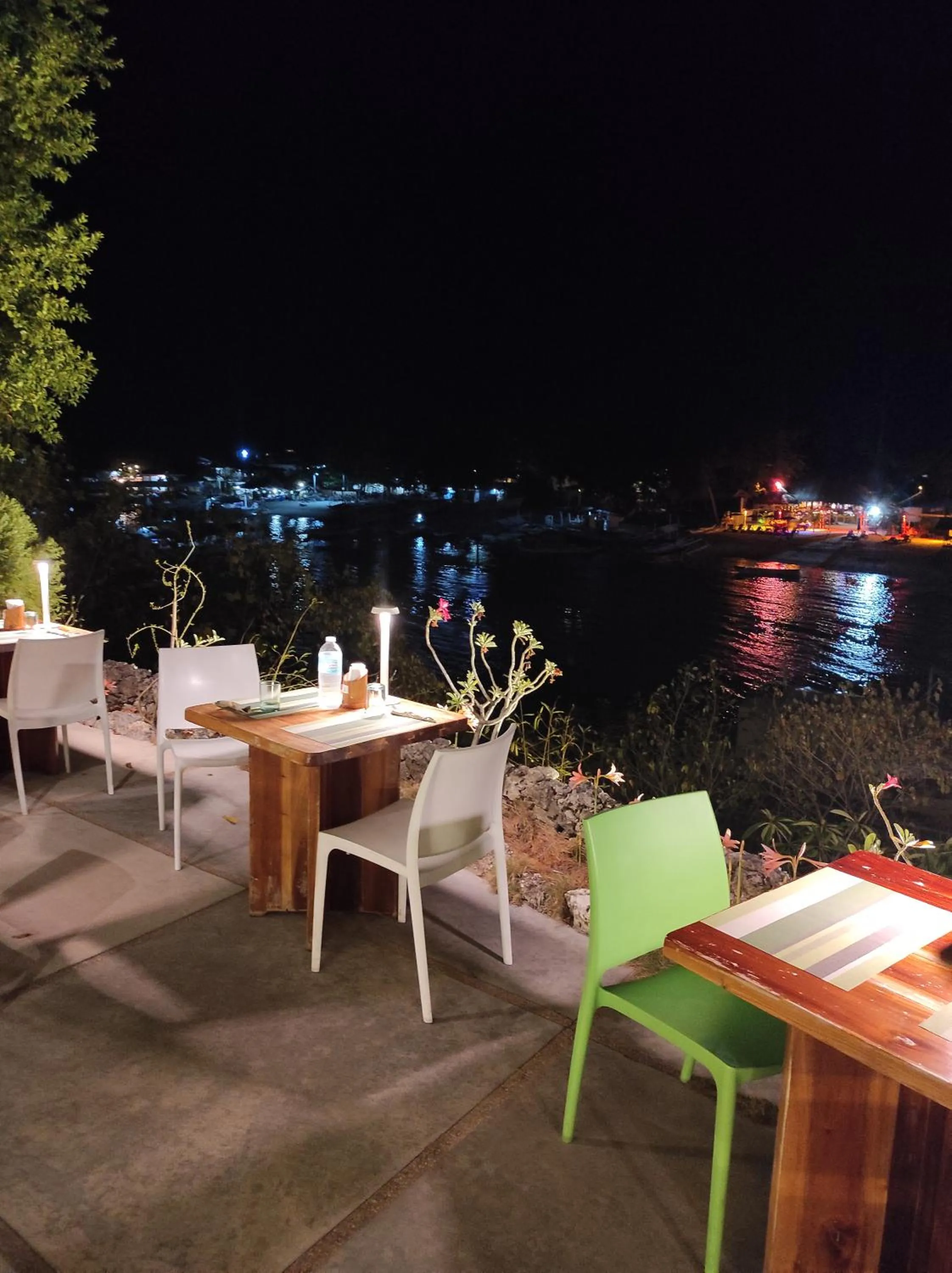 Restaurant/places to eat in Tepanee Beach Resort