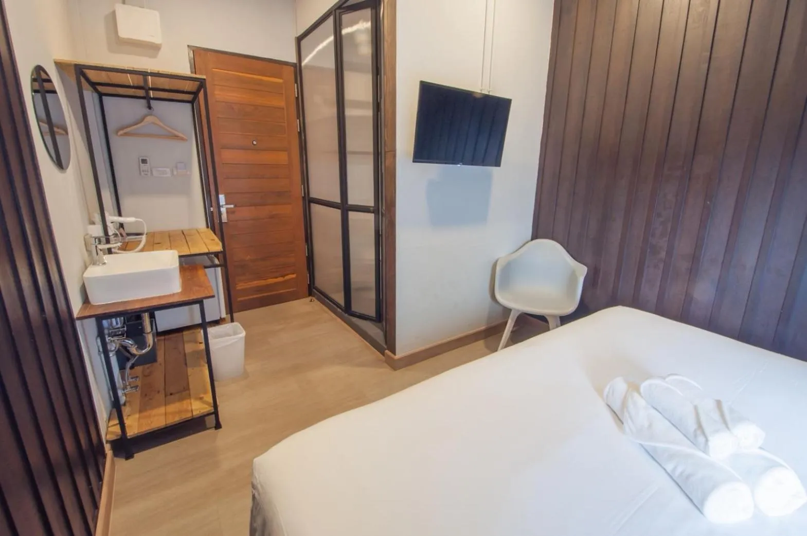 Communal lounge/ TV room, Bed in Sathu Hotel