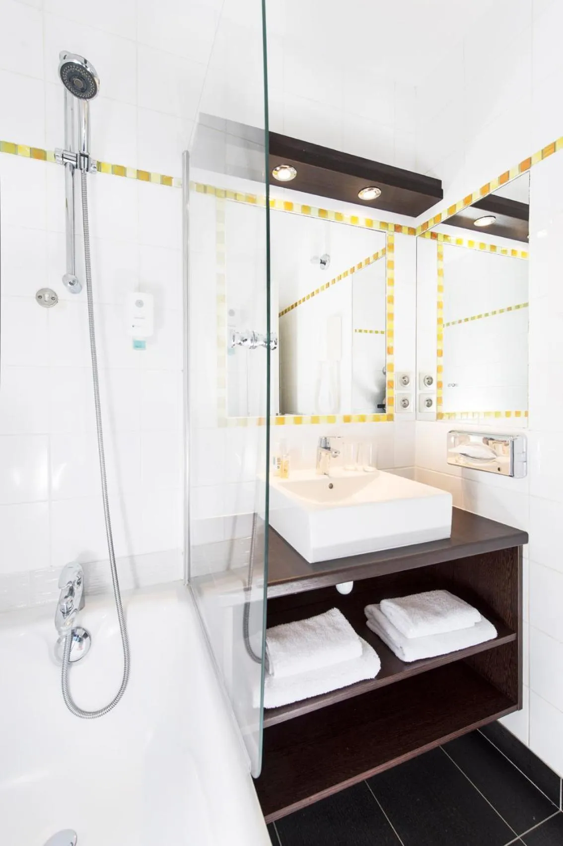 Shower in Hôtel Valdys Thalasso & Spa - Beau rivage