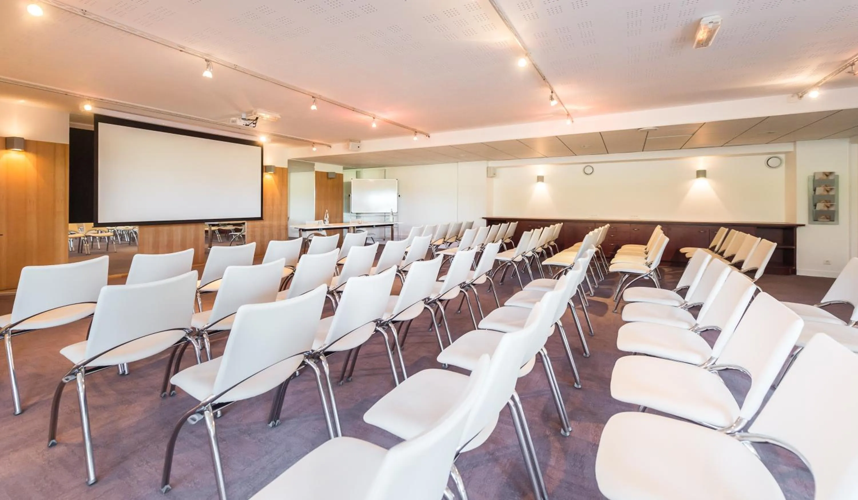 TV and multimedia in Hôtel Valdys Thalasso & Spa - Beau rivage